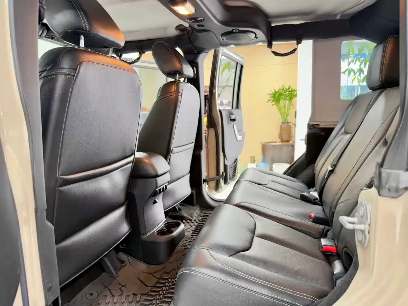 Jeep Wrangler 2015 3.0L Sahara 4-Door Comfort Edition фото 6