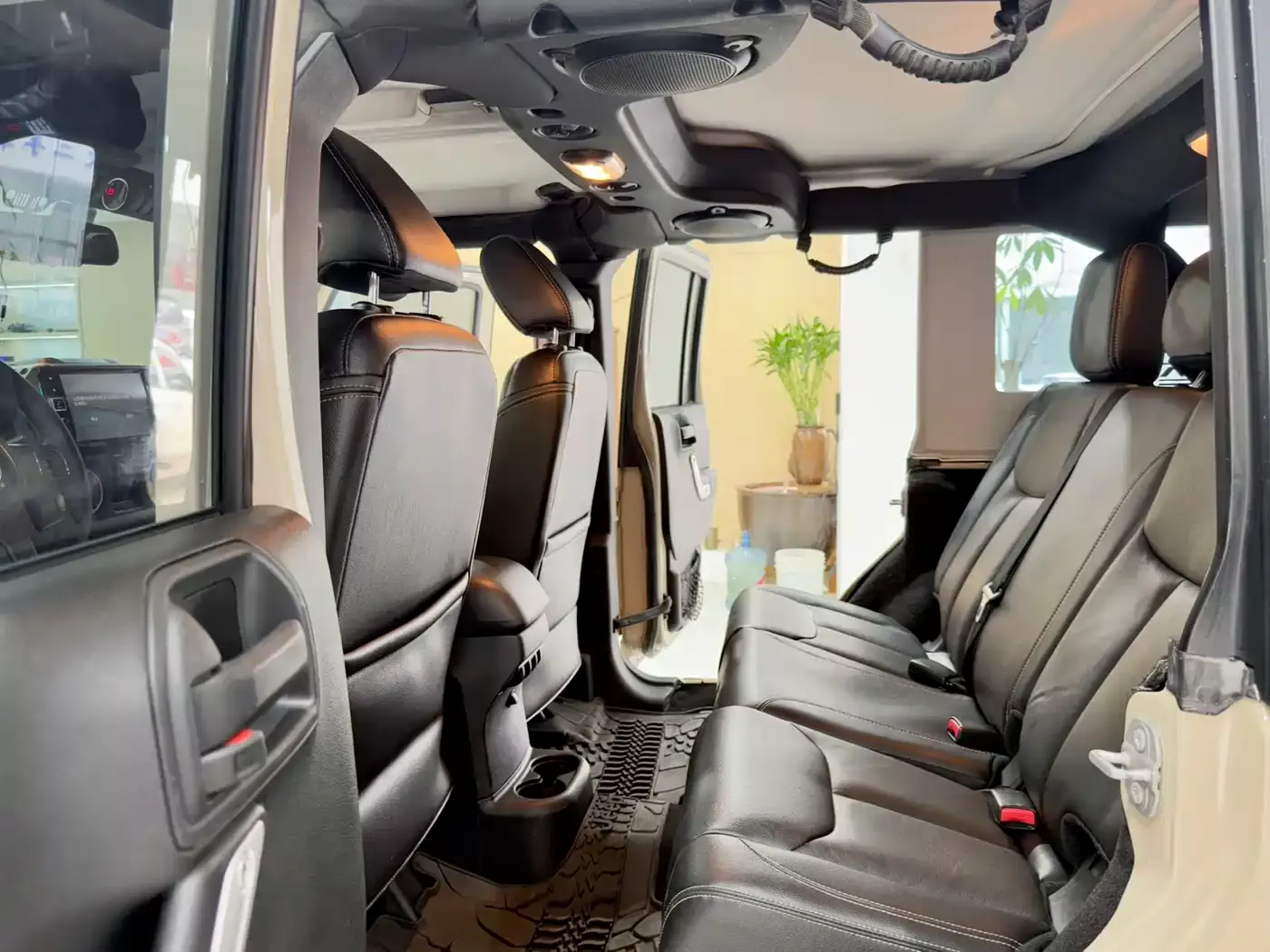 Jeep Wrangler 2015 3.0L Sahara 4-Door Comfort Edition фото 11