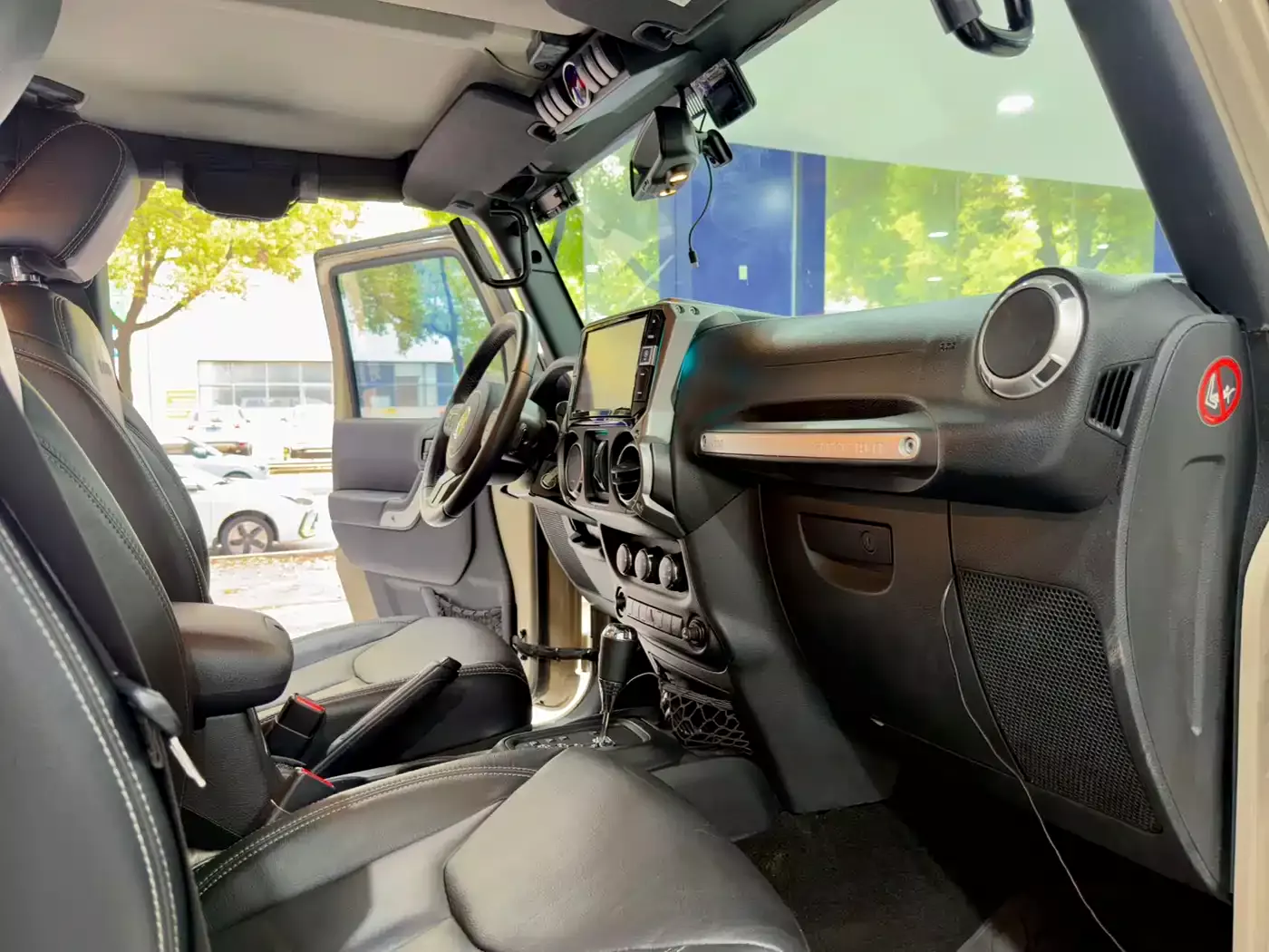 Jeep Wrangler 2015 3.0L Sahara 4-Door Comfort Edition фото 13