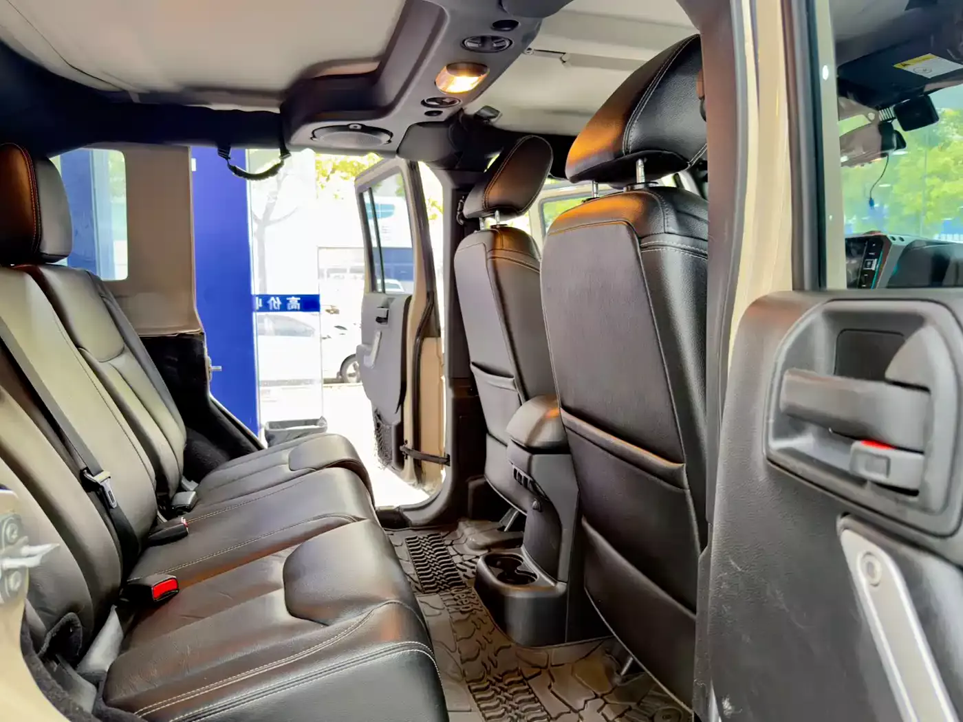 Jeep Wrangler 2015 3.0L Sahara 4-Door Comfort Edition фото 16