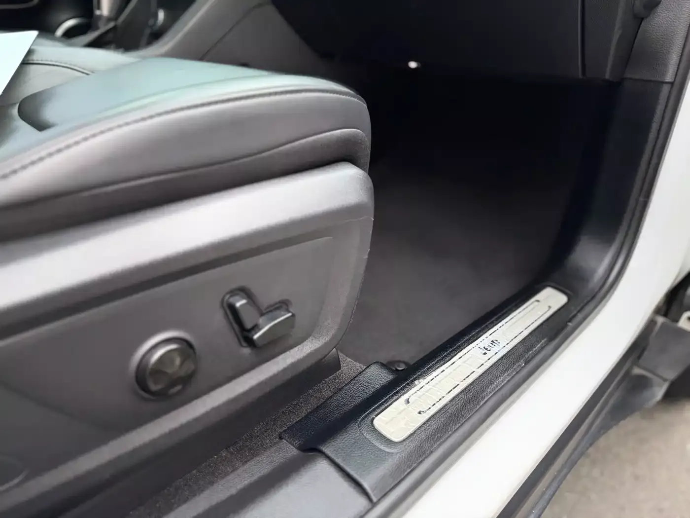 Jeep Grand Commander 2018 2.0T AWD Premium Navigation Edition (China V) фото 17