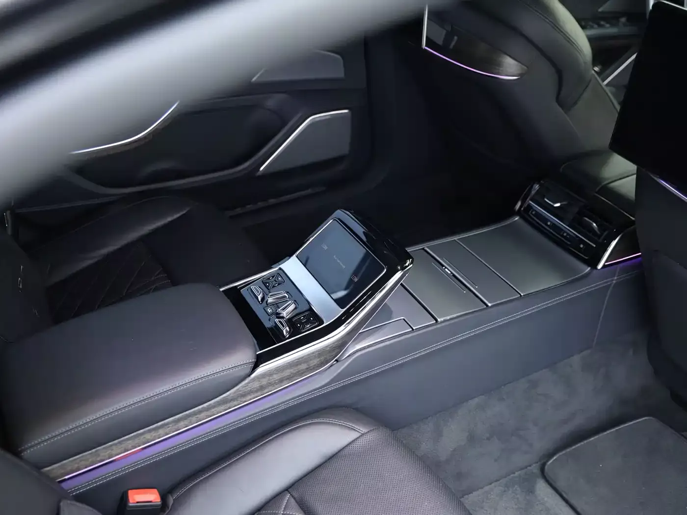 Audi A8 2022 A8L Horch Founder's Edition Legendary фото 18