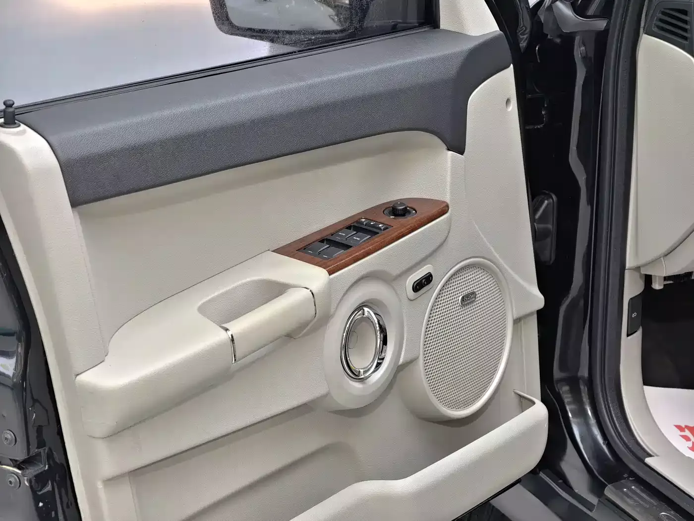 Jeep Commander Classic 2007 4.7 фото 14