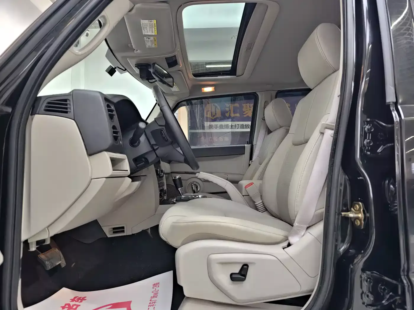 Jeep Commander Classic 2007 4.7 фото 23