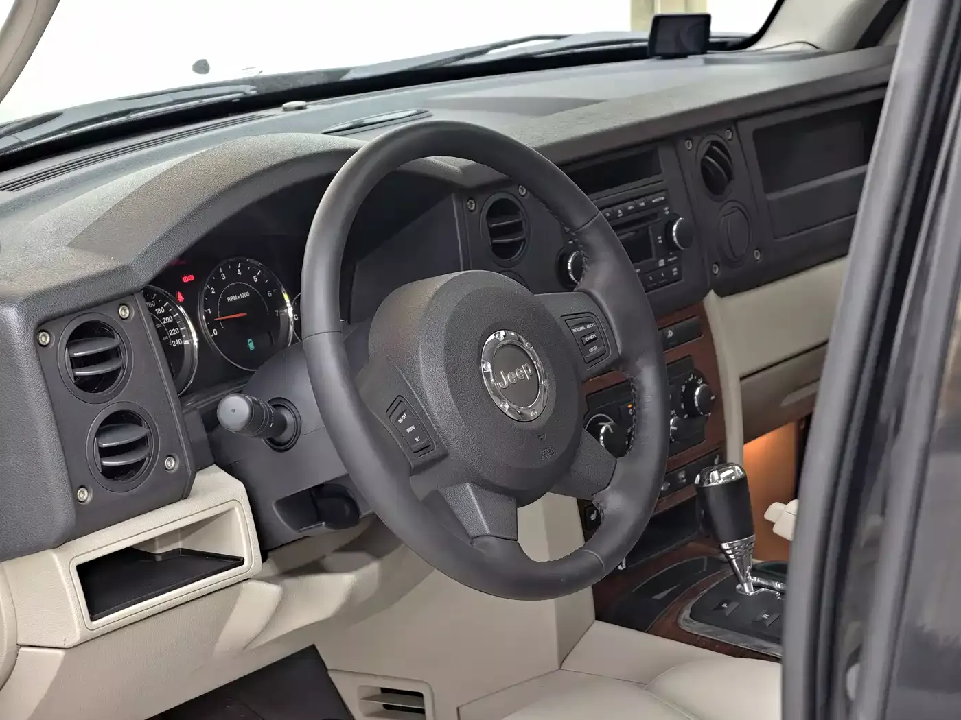 Jeep Commander Classic 2007 4.7 фото 24