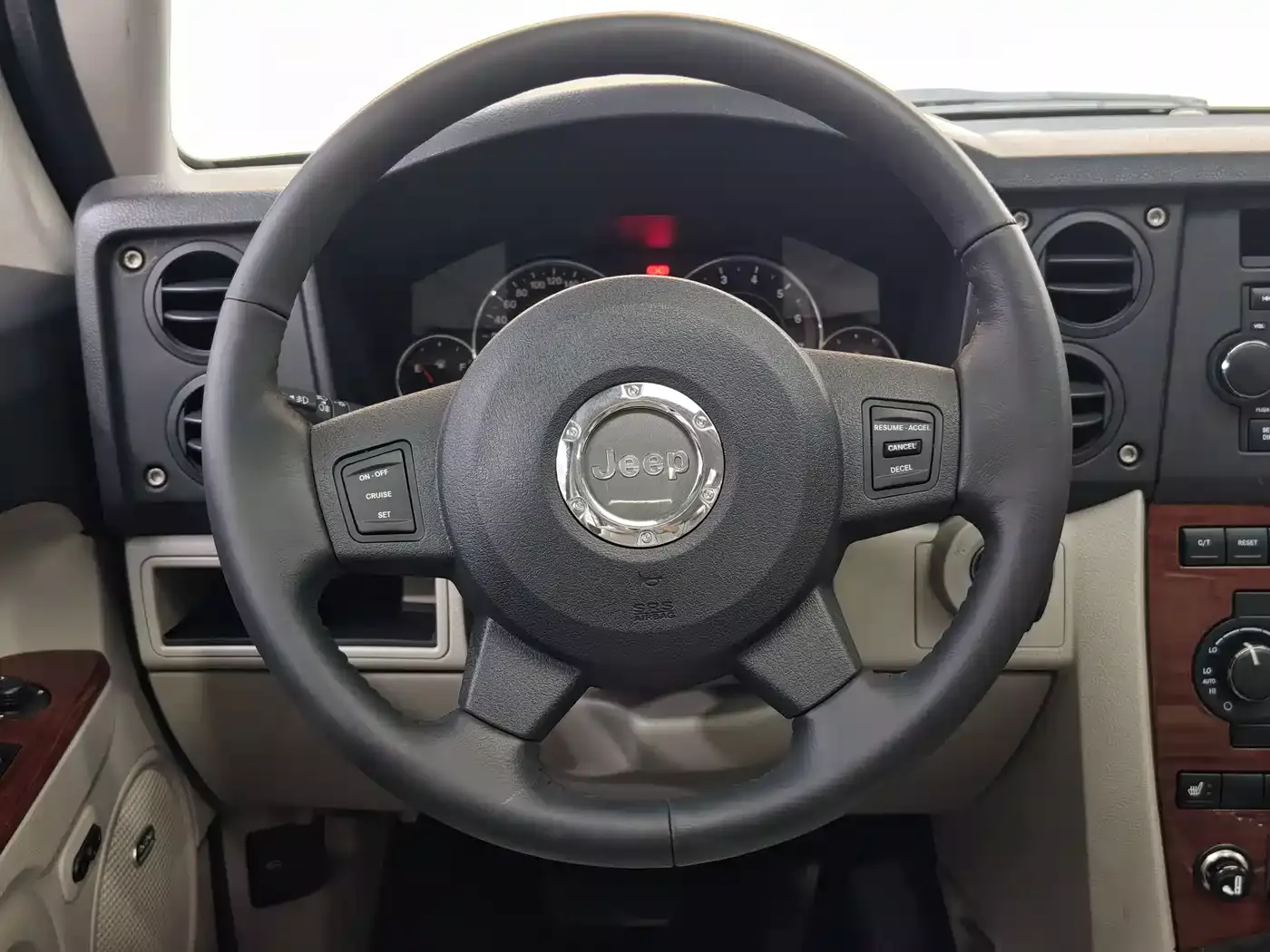 Jeep Commander Classic 2007 4.7 фото 26