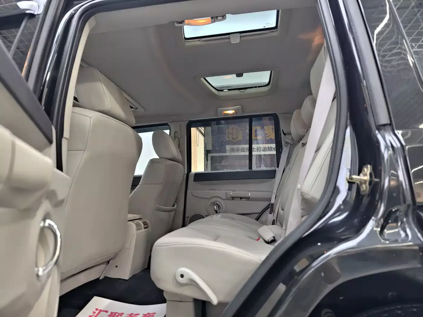 Jeep Commander Classic 2007 4.7 фото 32