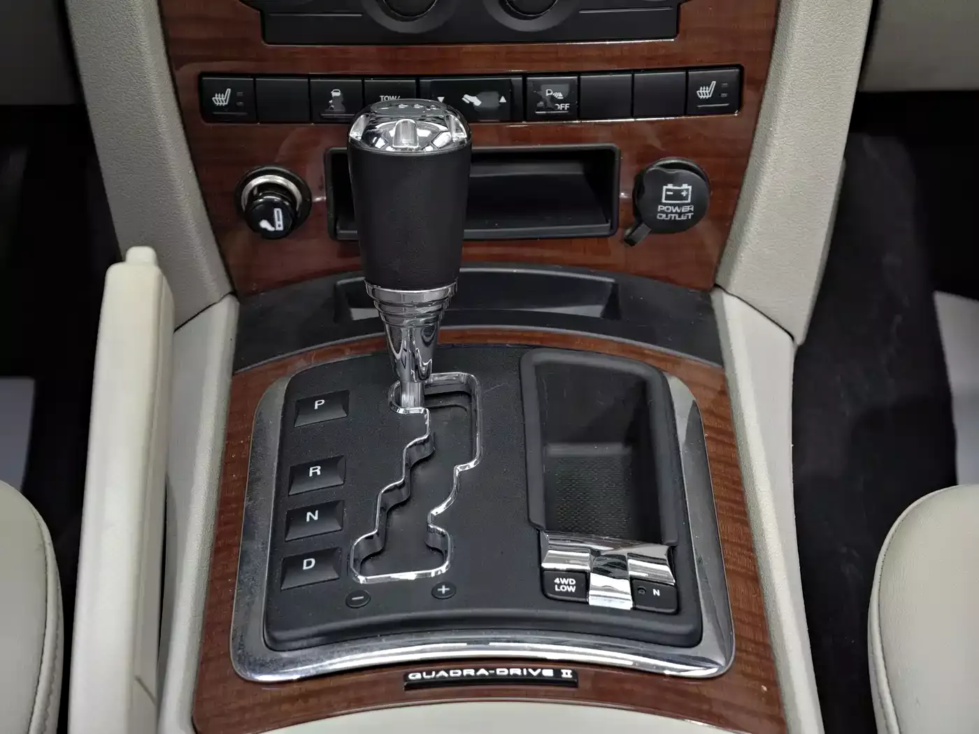 Jeep Commander Classic 2007 4.7 фото 34