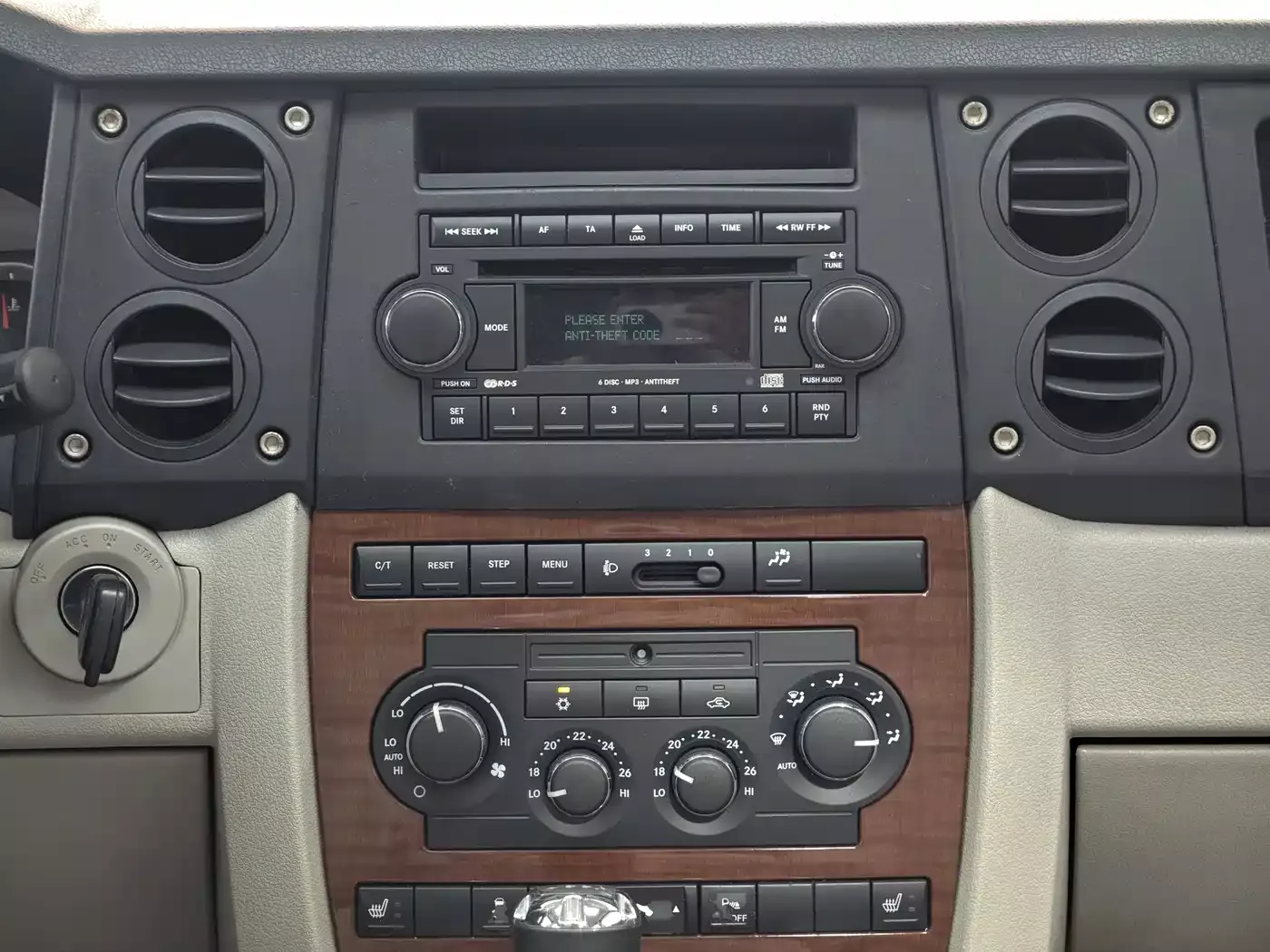 Jeep Commander Classic 2007 4.7 фото 36
