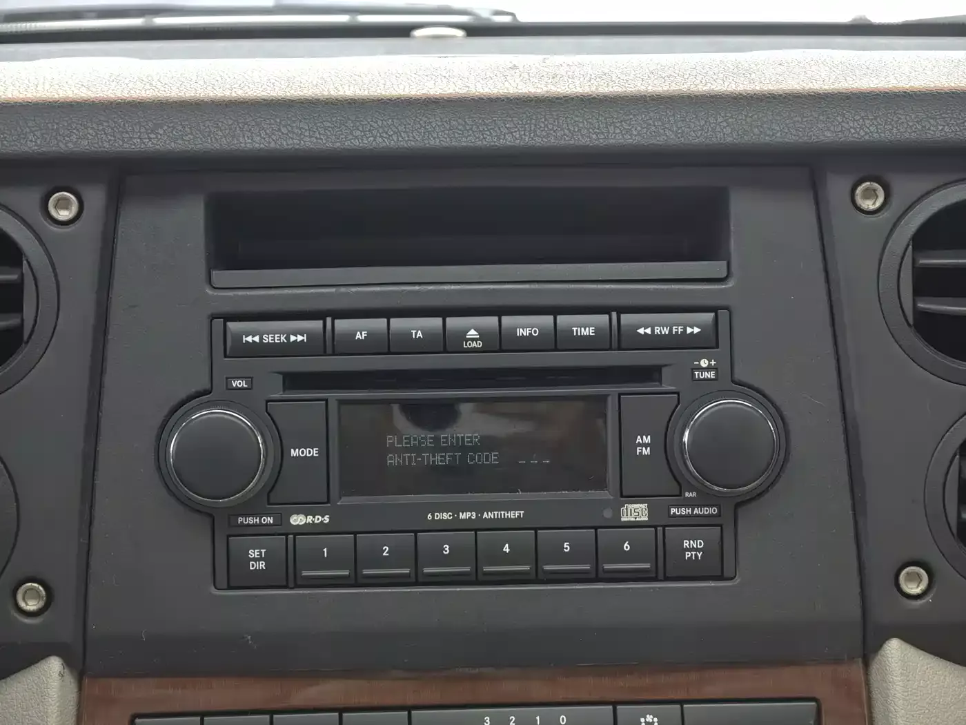 Jeep Commander Classic 2007 4.7 фото 37