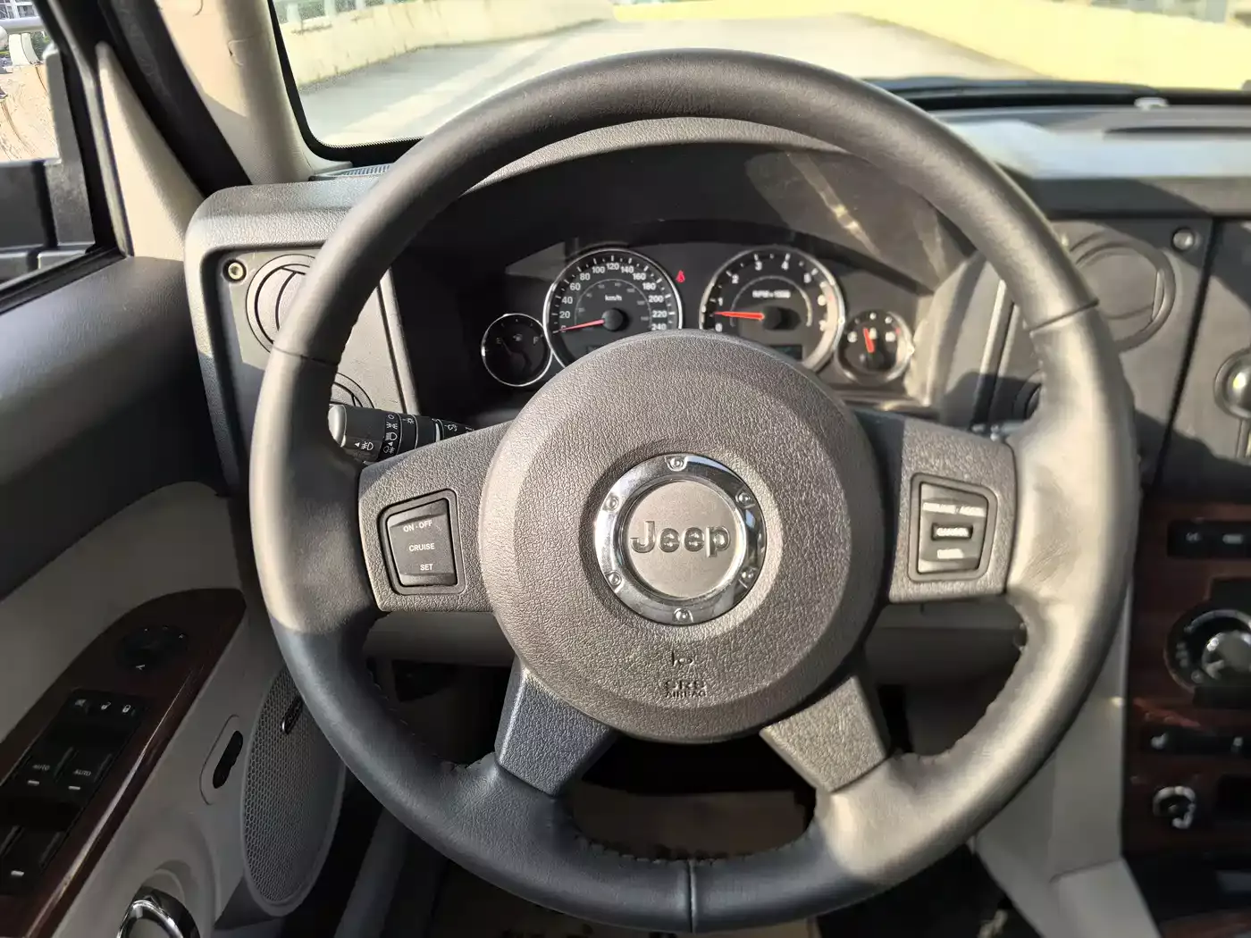 Jeep Commander Classic 2007 4.7 фото 54
