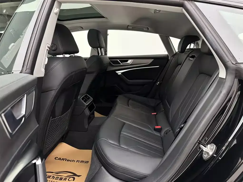 Audi A7 2023 Model 45 TFSI Premium Selection Edition фото 9