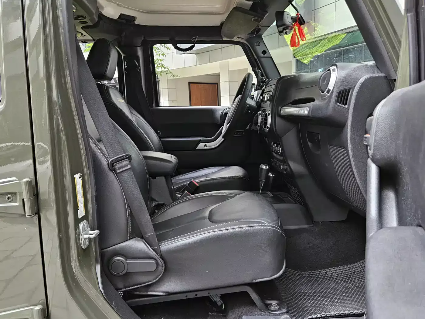 Jeep Wrangler 2015 3.0L Sahara 4-Door Comfort Edition фото 4