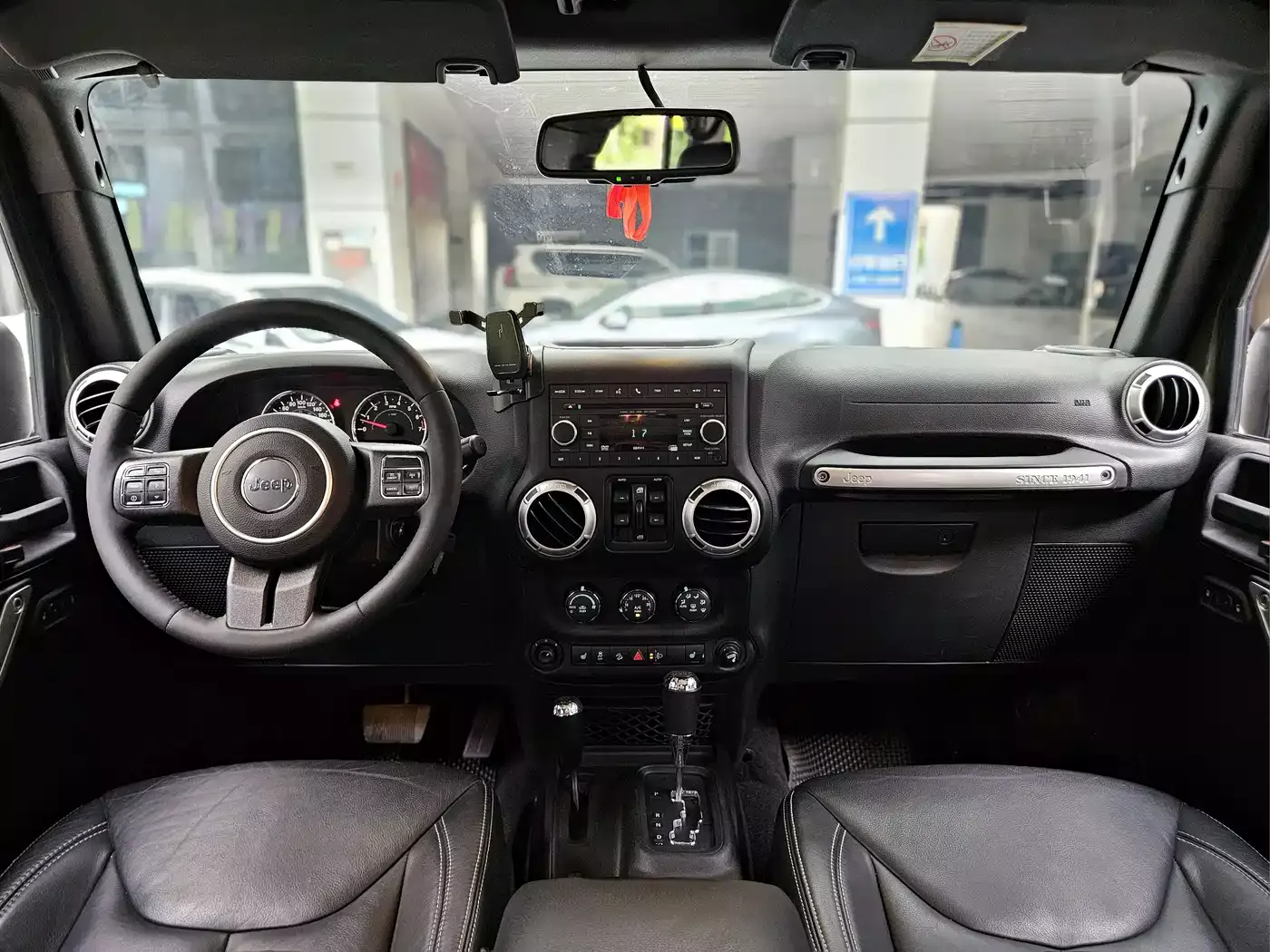 Jeep Wrangler 2015 3.0L Sahara 4-Door Comfort Edition фото 5