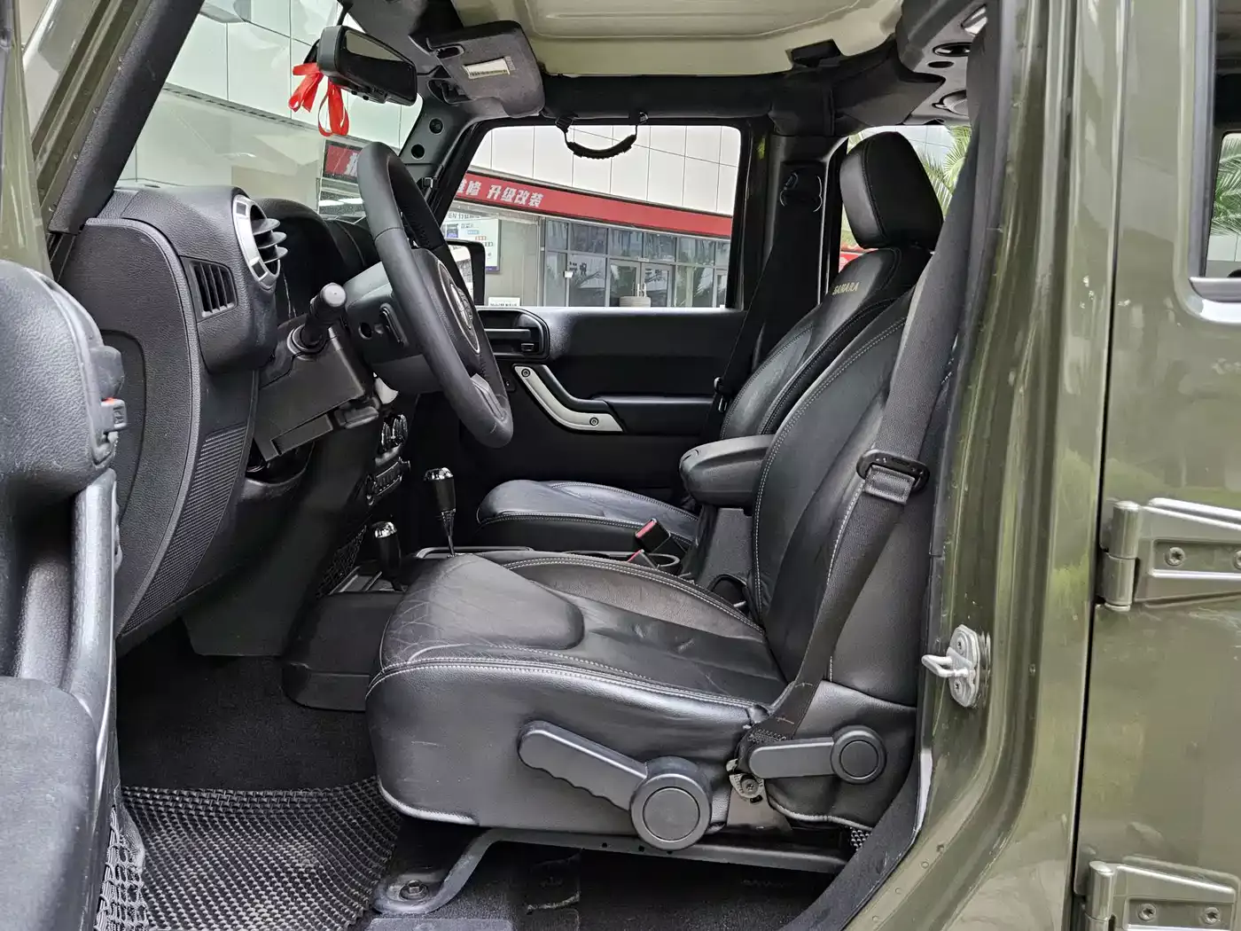 Jeep Wrangler 2015 3.0L Sahara 4-Door Comfort Edition фото 6