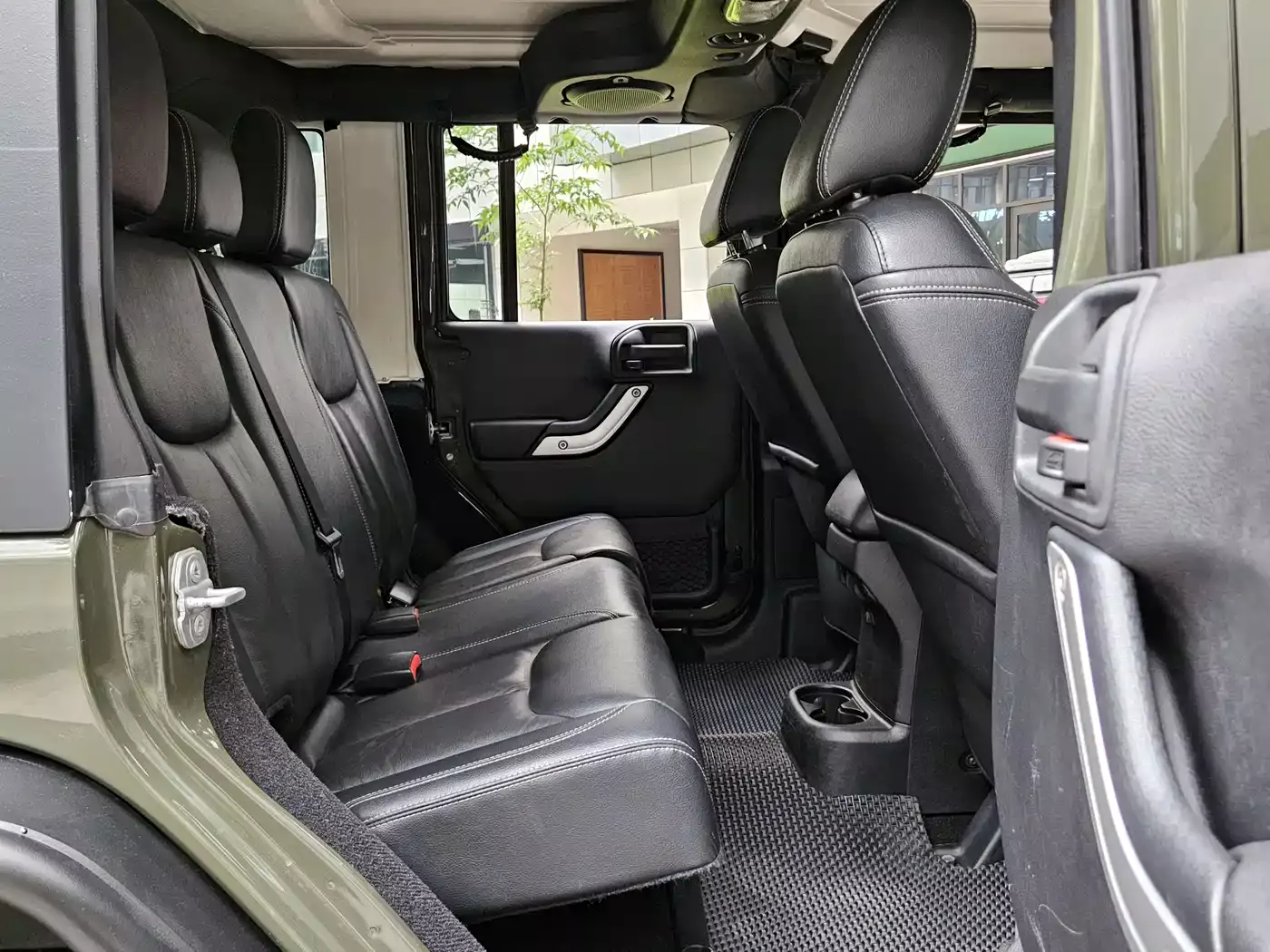 Jeep Wrangler 2015 3.0L Sahara 4-Door Comfort Edition фото 8
