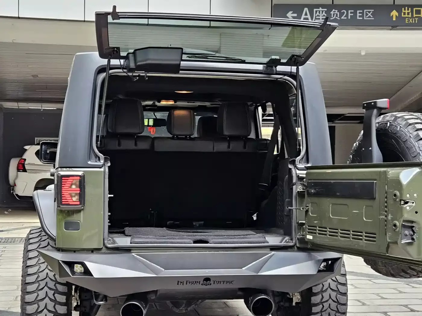 Jeep Wrangler 2015 3.0L Sahara 4-Door Comfort Edition фото 12