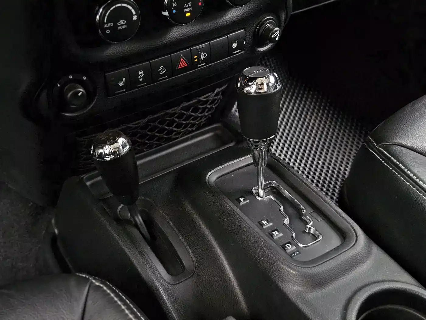 Jeep Wrangler 2015 3.0L Sahara 4-Door Comfort Edition фото 16