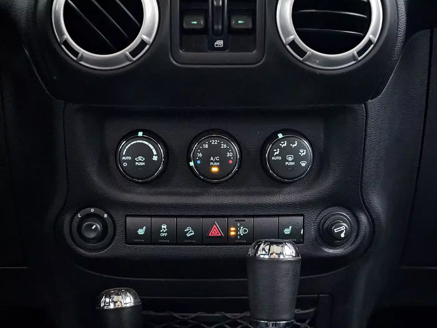 Jeep Wrangler 2015 3.0L Sahara 4-Door Comfort Edition фото 28