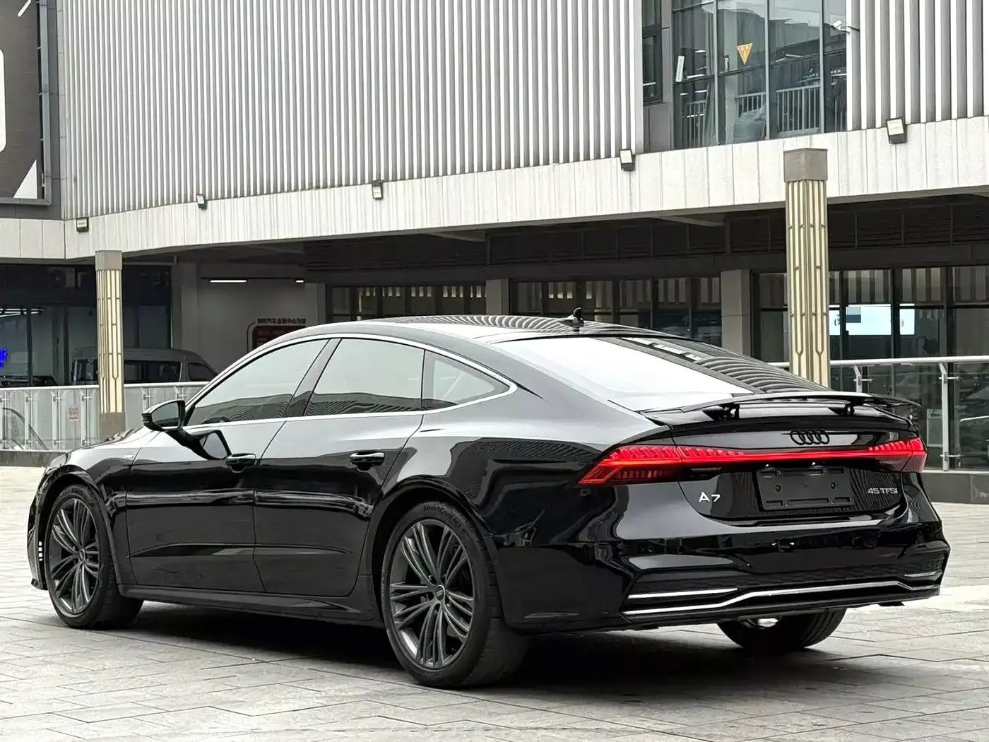 Audi A7 2023 Model 45 TFSI Premium Selection Edition фото 6