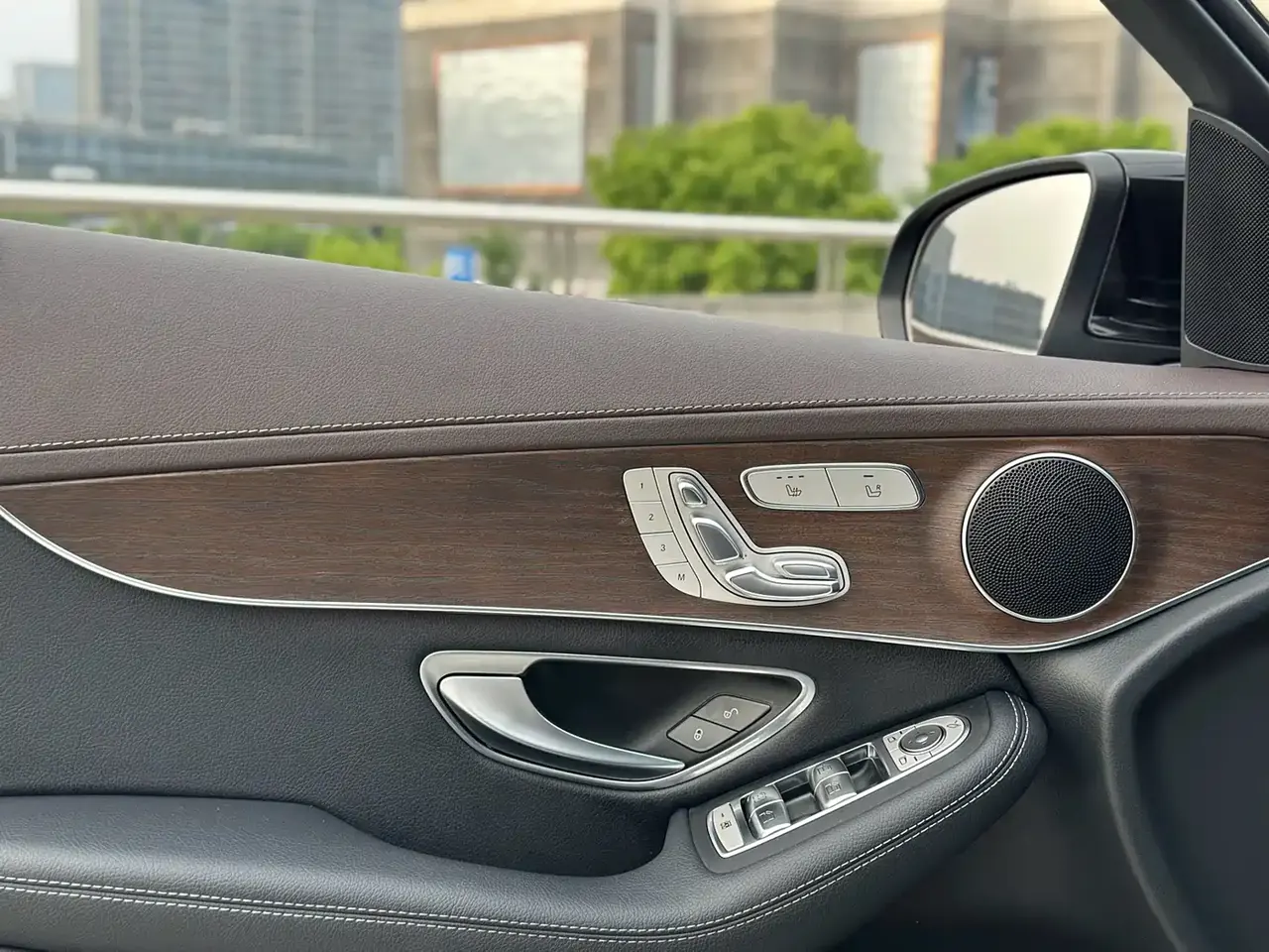 Mercedes-Benz GLC 2023 GLC 300 L 4MATIC Sport 5-Seater фото 10