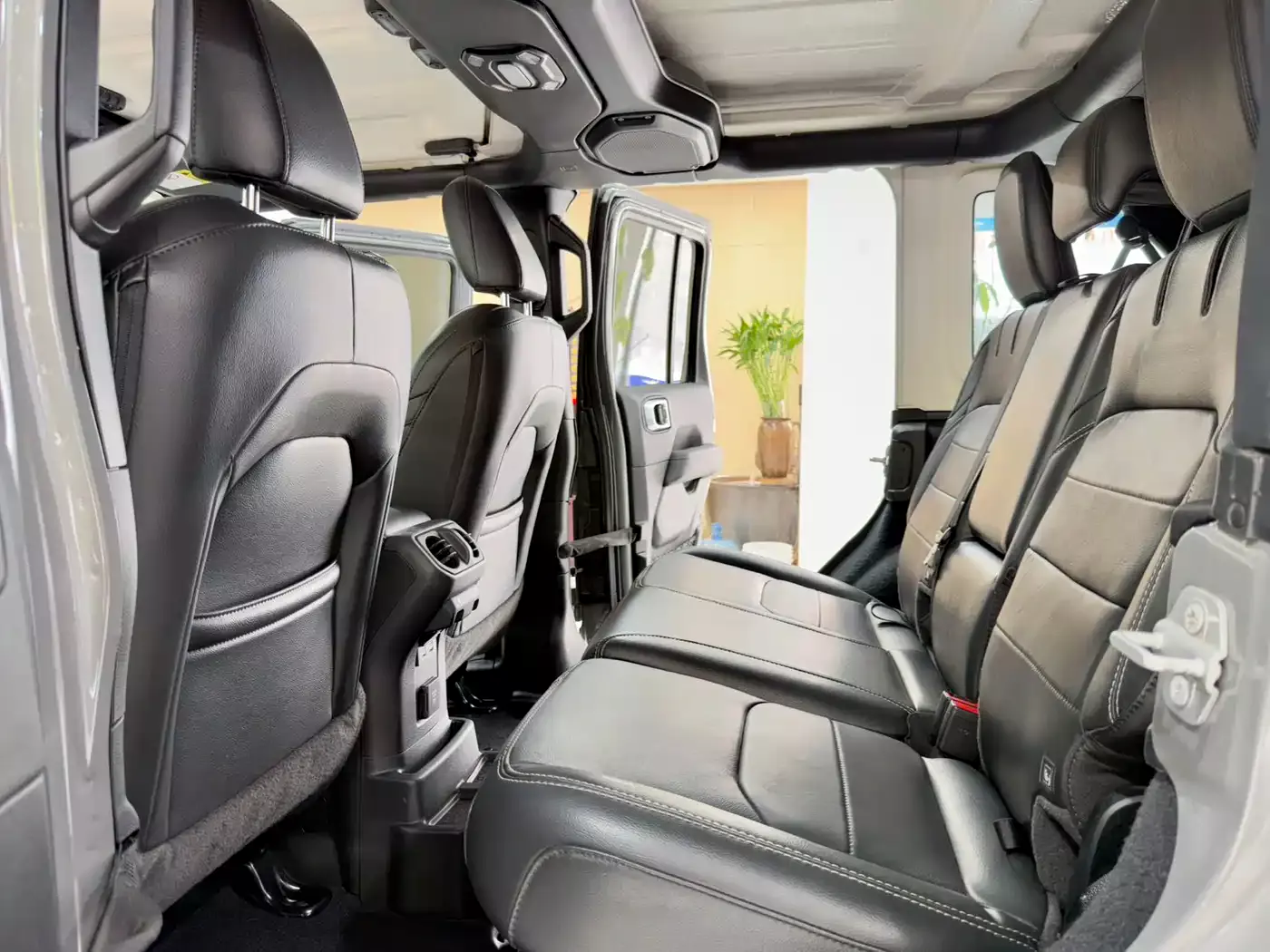 Jeep Wrangler 4xe 2021 4-Door 2.0T 4xe Sahara Launch Edition фото 6