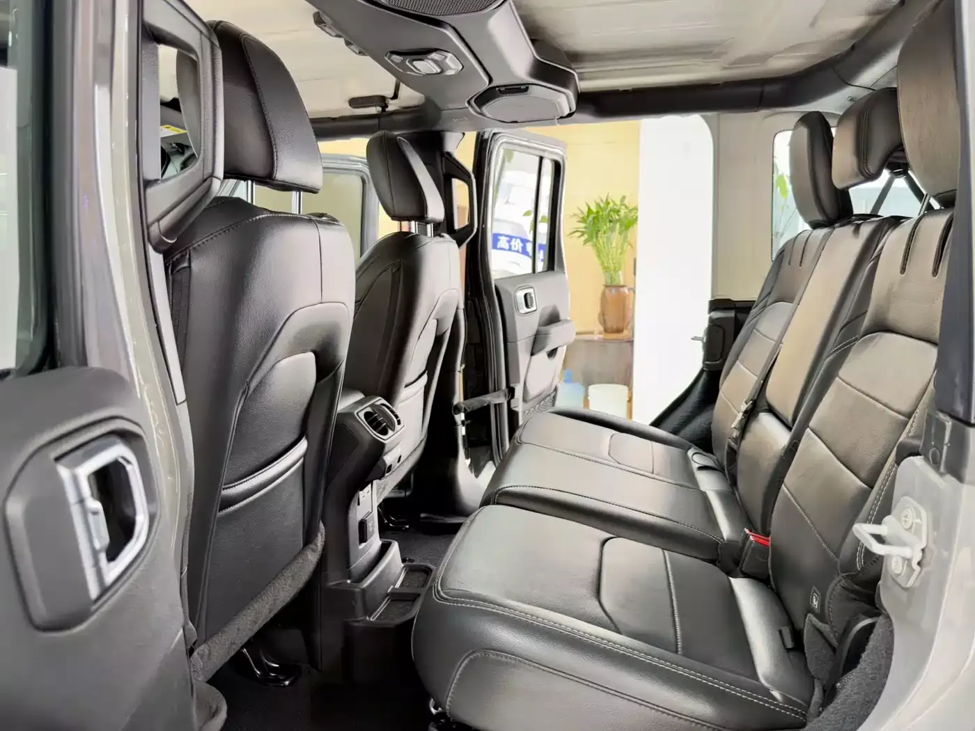 Jeep Wrangler 4xe 2021 4-Door 2.0T 4xe Sahara Launch Edition фото 11