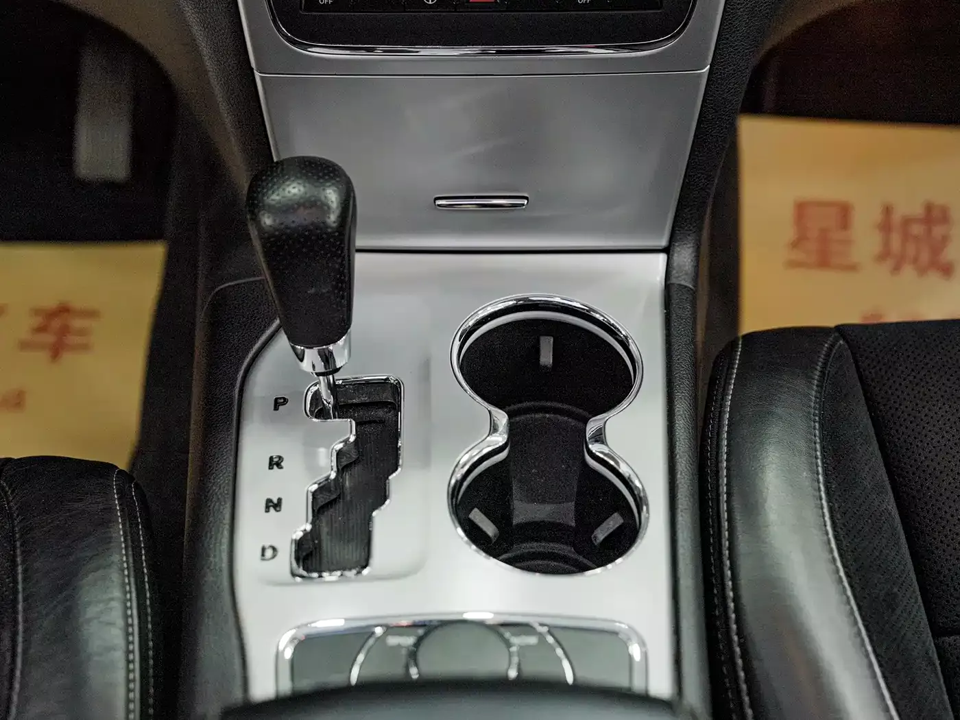 Jeep Grand Cherokee SRT 2012 6.4L SRT8 фото 11