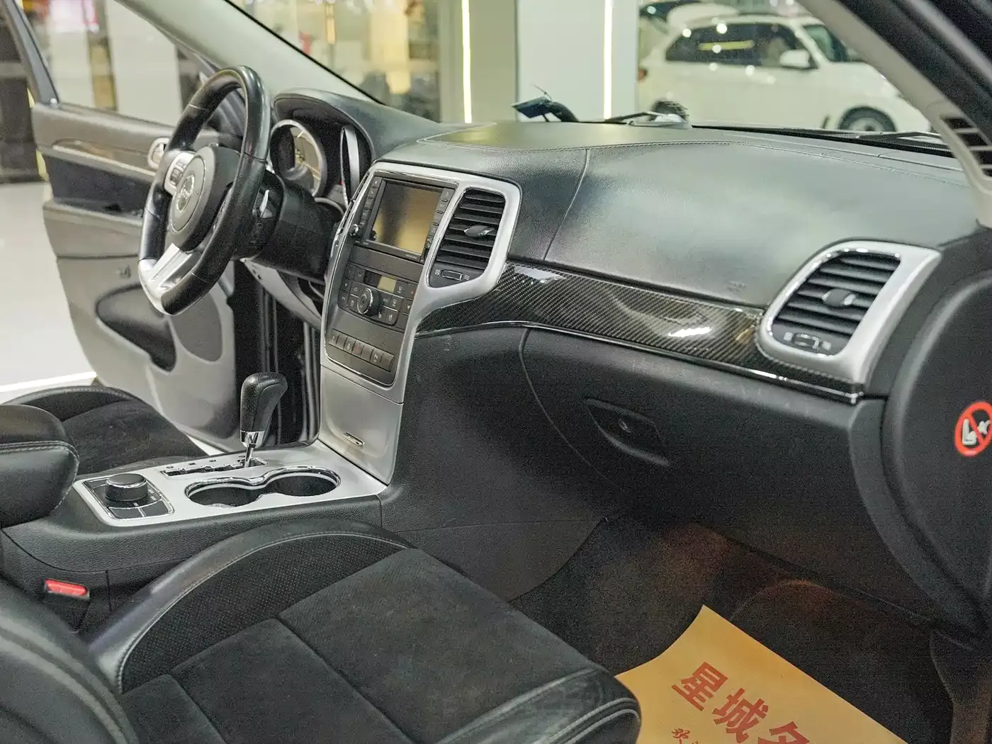 Jeep Grand Cherokee SRT 2012 6.4L SRT8 фото 16