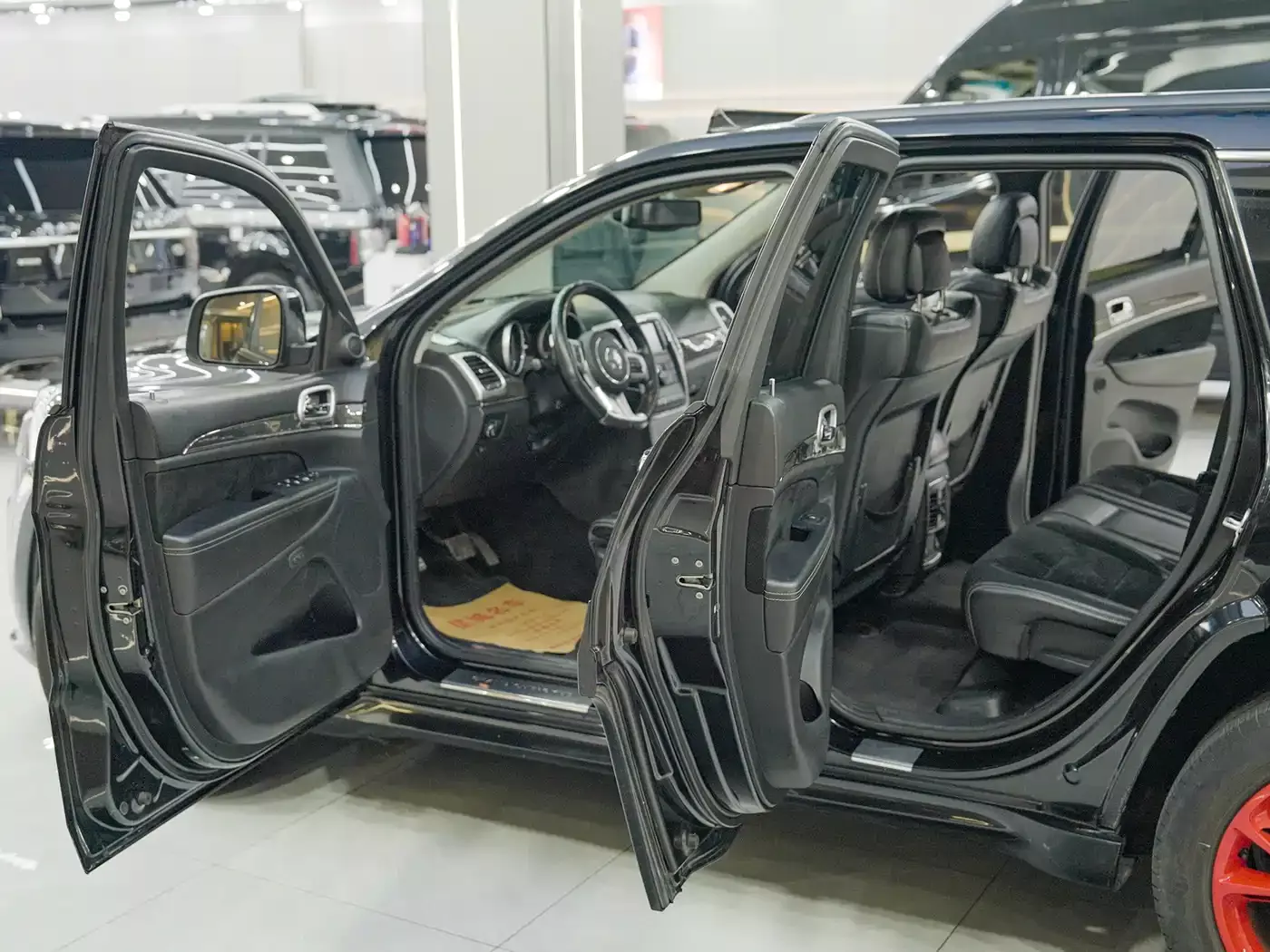 Jeep Grand Cherokee SRT 2012 6.4L SRT8 фото 24