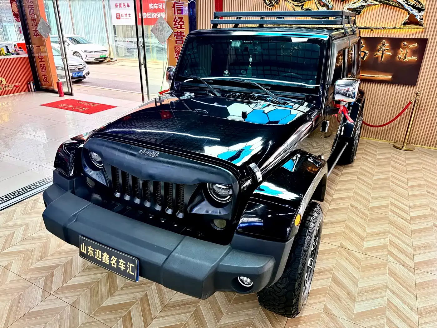 Jeep Wrangler 2013 3.6L Sahara Four-Door фото 5