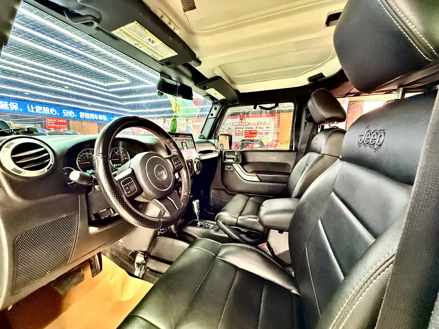 Jeep Wrangler 2013 3.6L Sahara Four-Door фото 8