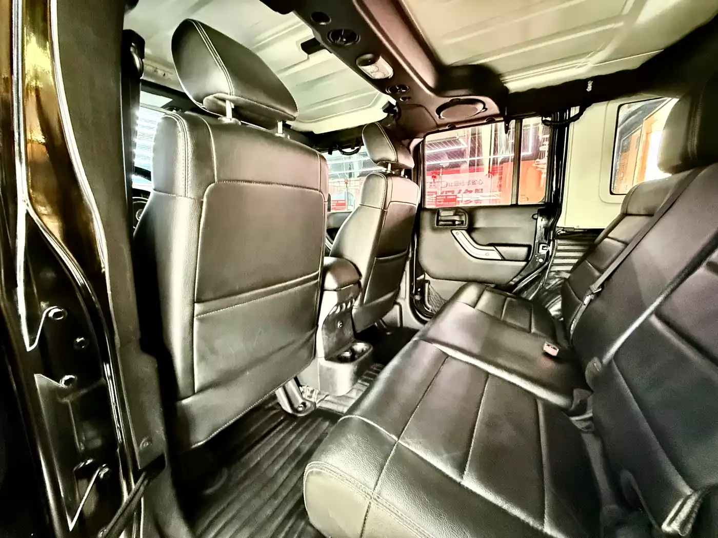 Jeep Wrangler 2013 3.6L Sahara Four-Door фото 9