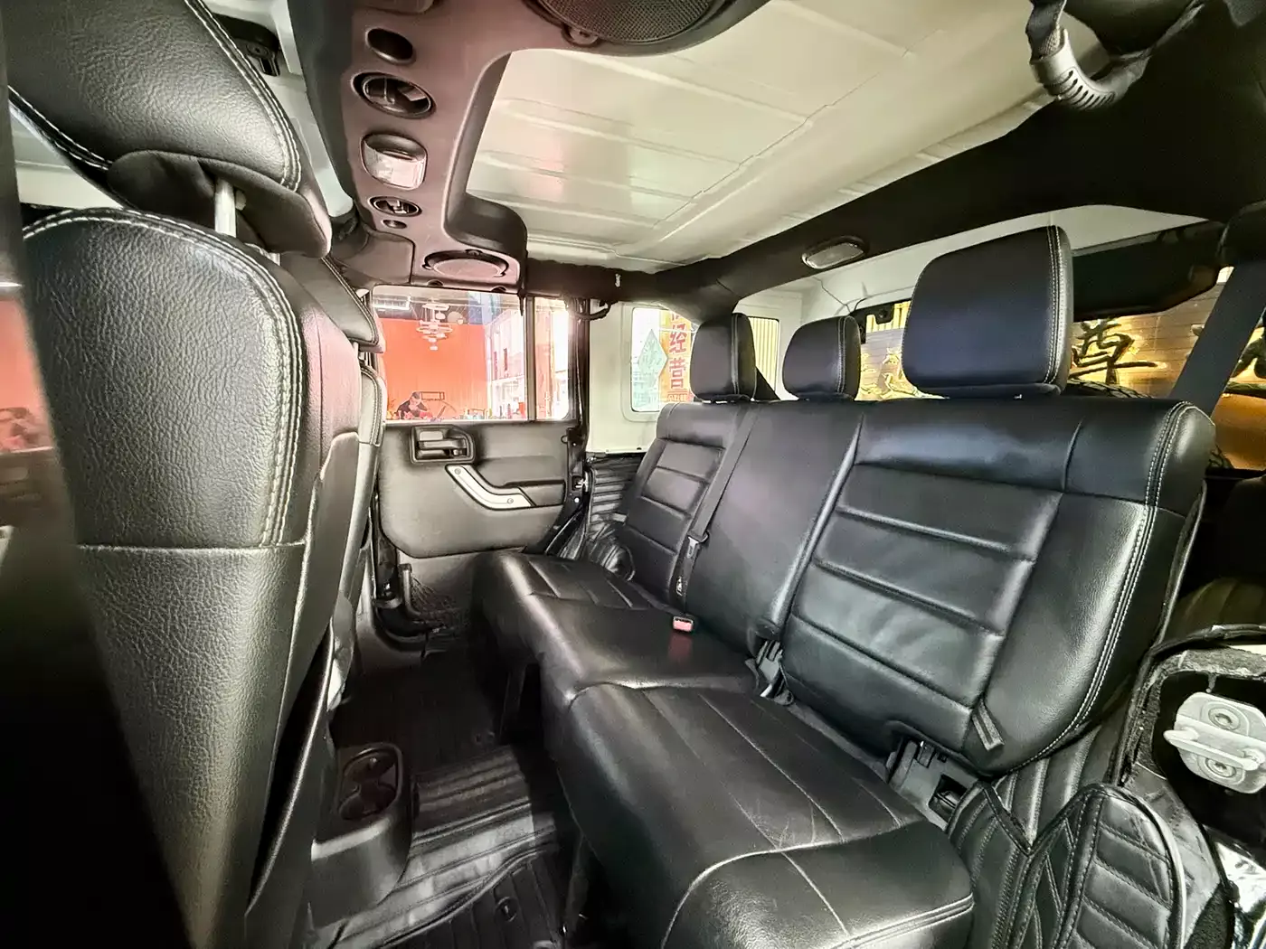 Jeep Wrangler 2013 3.6L Sahara Four-Door фото 10