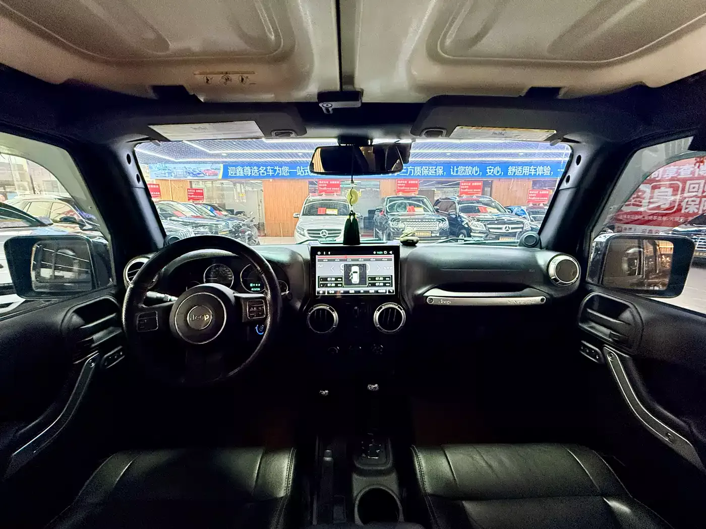 Jeep Wrangler 2013 3.6L Sahara Four-Door фото 11