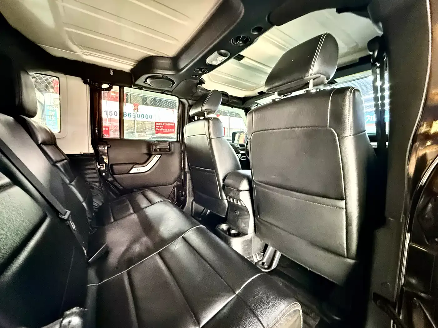 Jeep Wrangler 2013 3.6L Sahara Four-Door фото 12