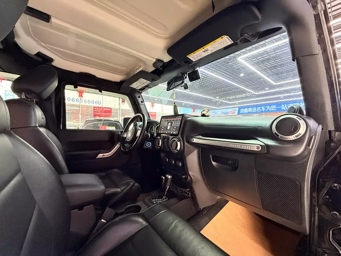 Jeep Wrangler 2013 3.6L Sahara Four-Door фото 13
