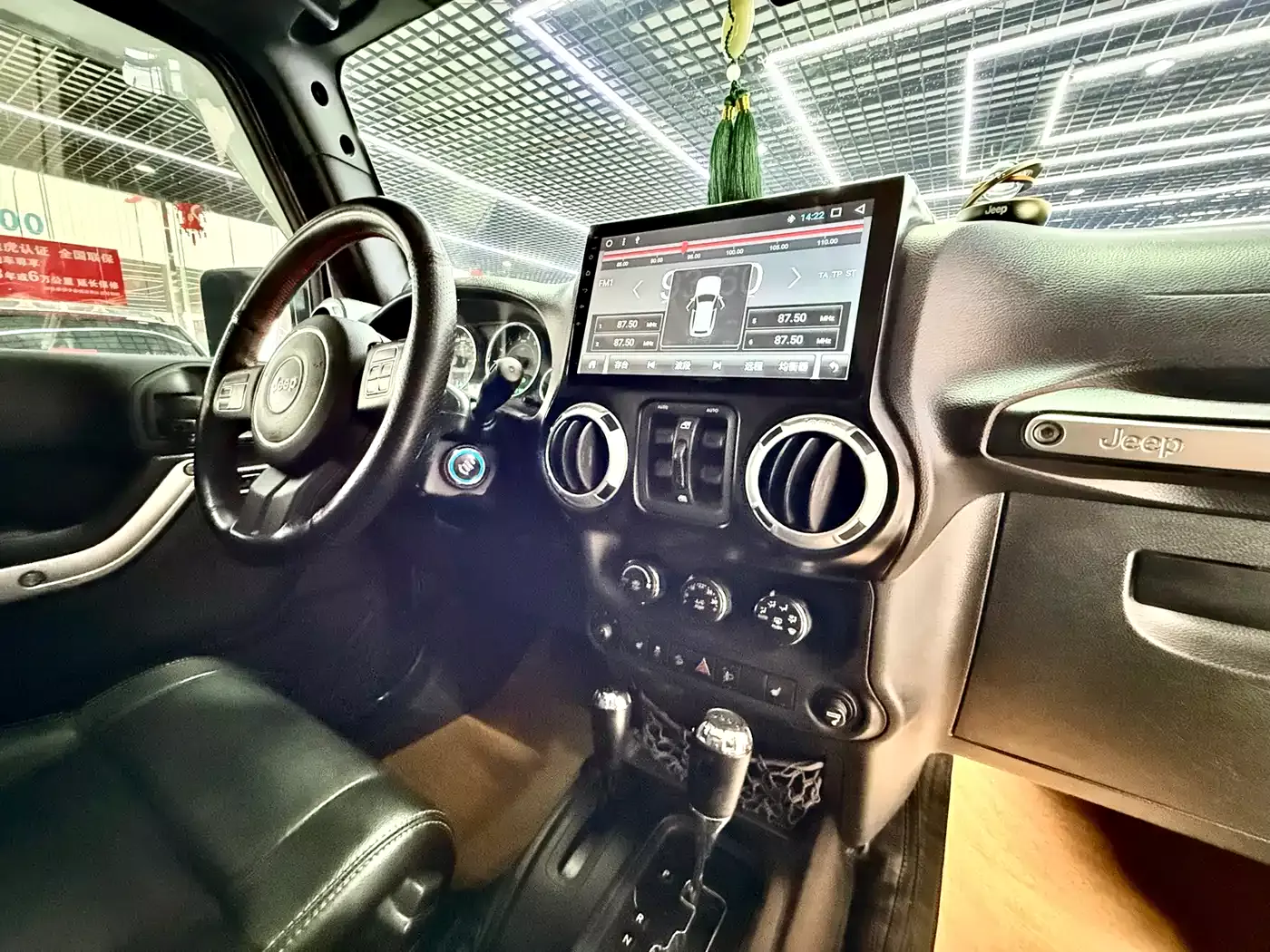 Jeep Wrangler 2013 3.6L Sahara Four-Door фото 14