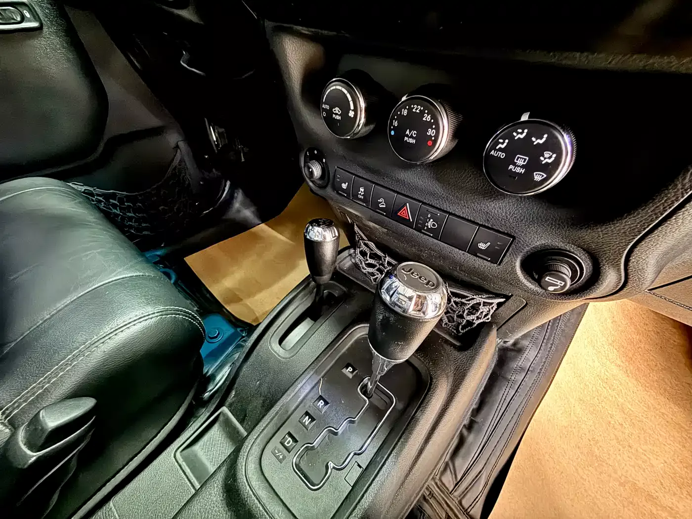 Jeep Wrangler 2013 3.6L Sahara Four-Door фото 15