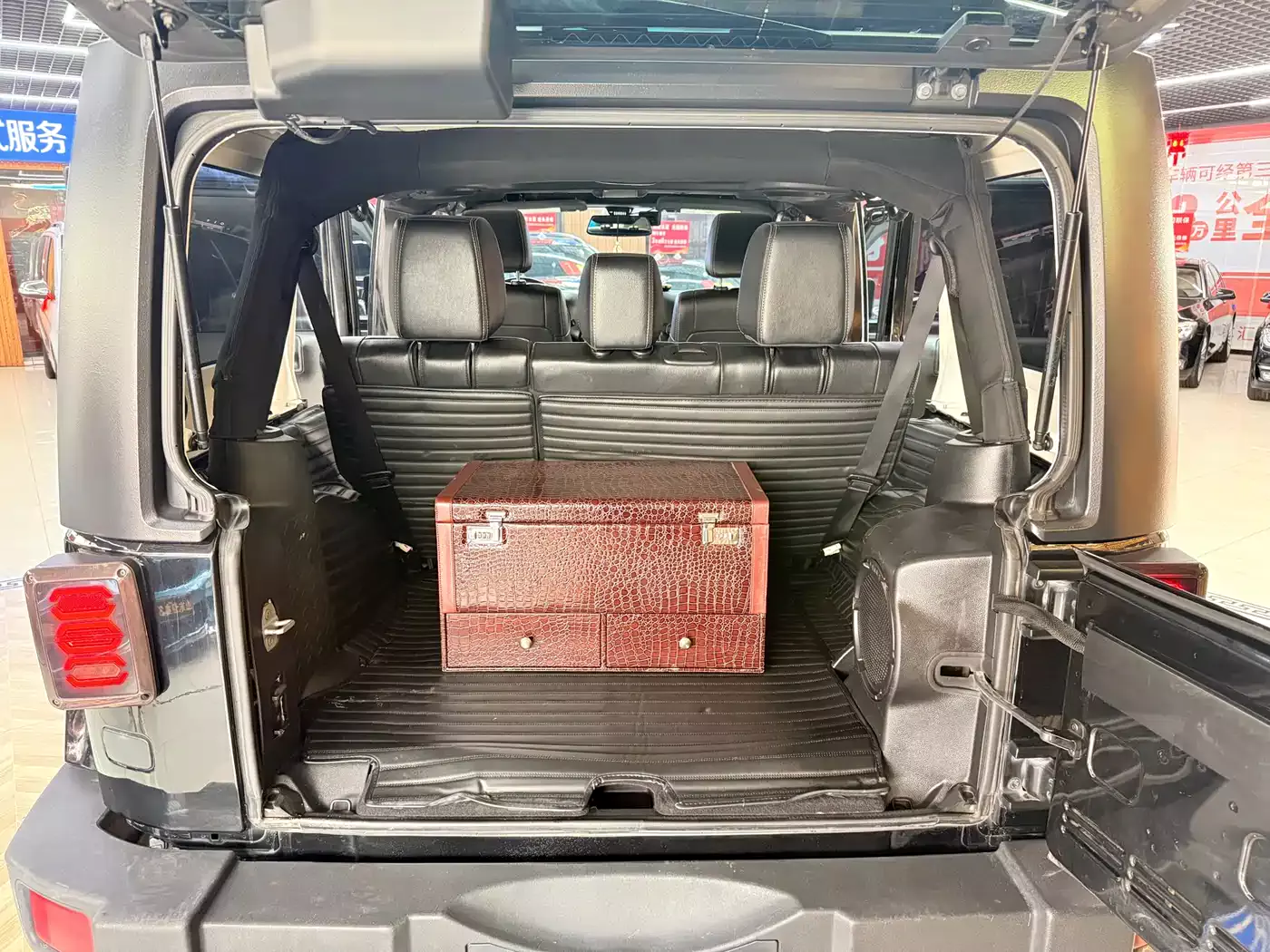 Jeep Wrangler 2013 3.6L Sahara Four-Door фото 21