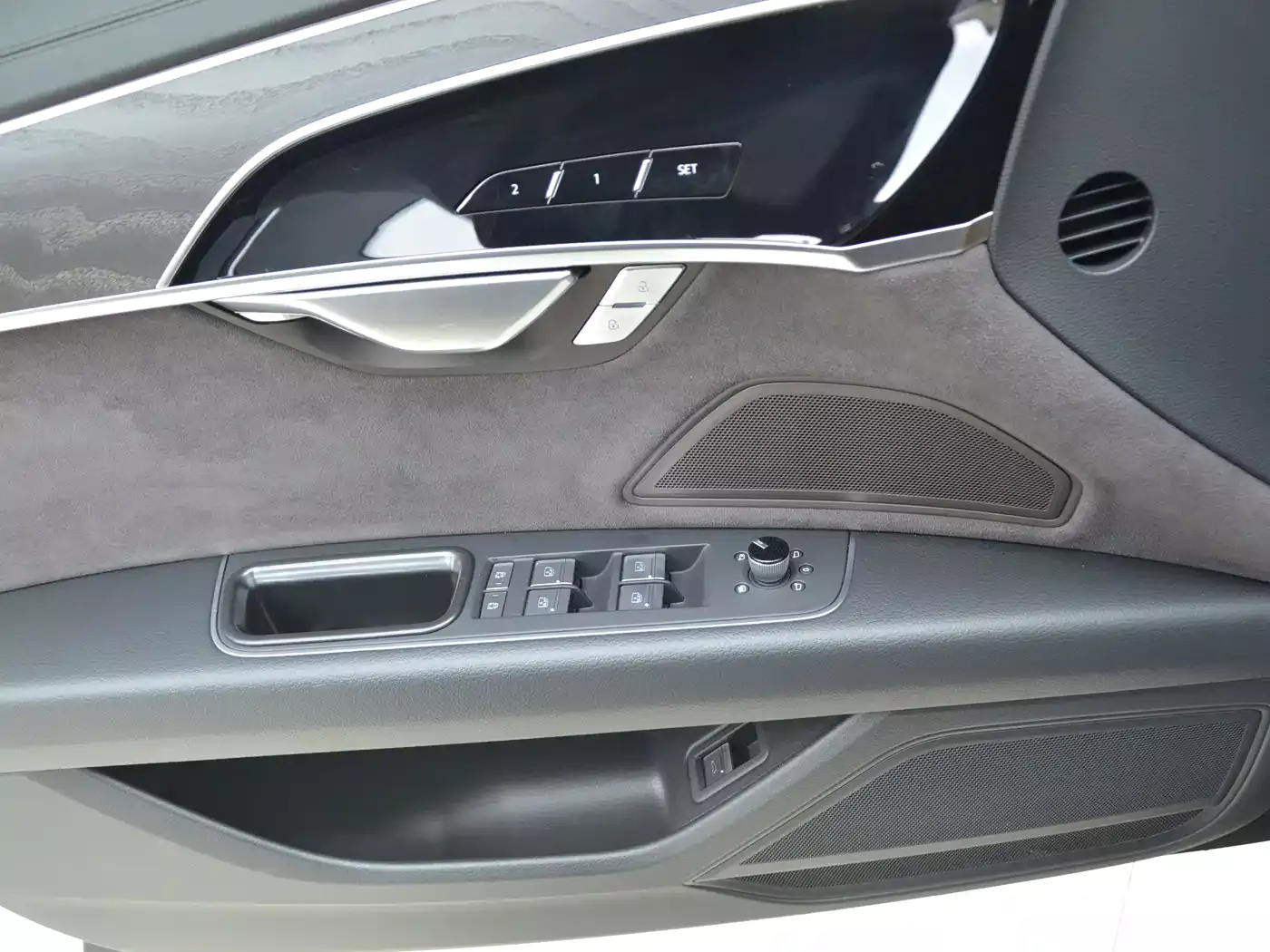 Audi A8 2025 Facelift A8L 45 TFSI quattro Luxury фото 13