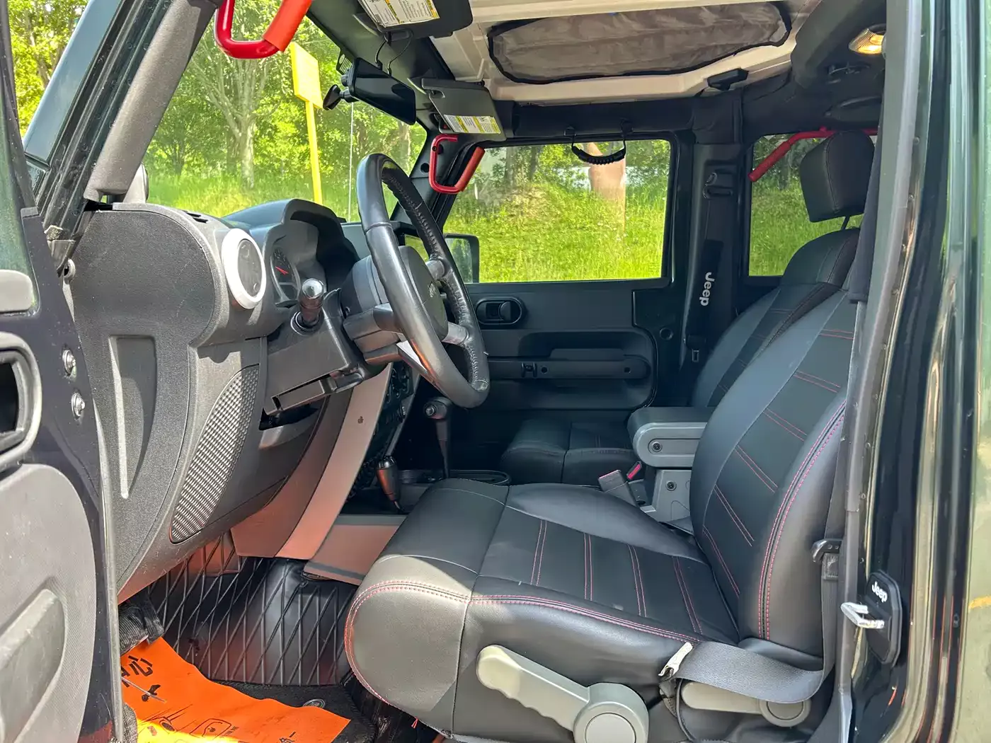 Jeep Wrangler 2010 3.8L Sahara 4-Door фото 4