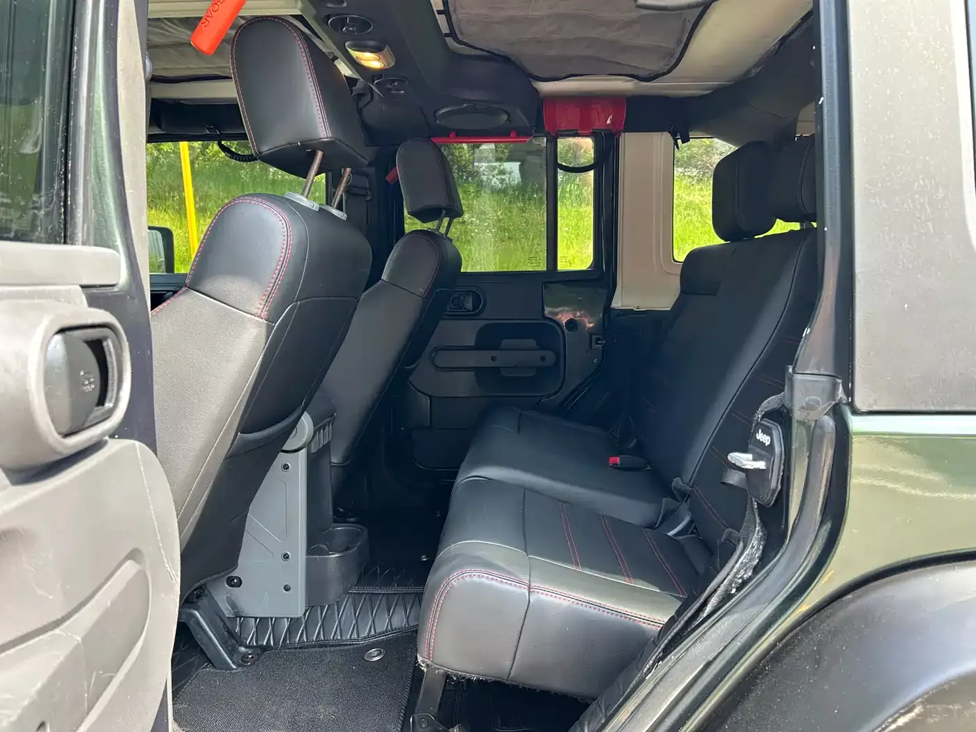 Jeep Wrangler 2010 3.8L Sahara 4-Door фото 5
