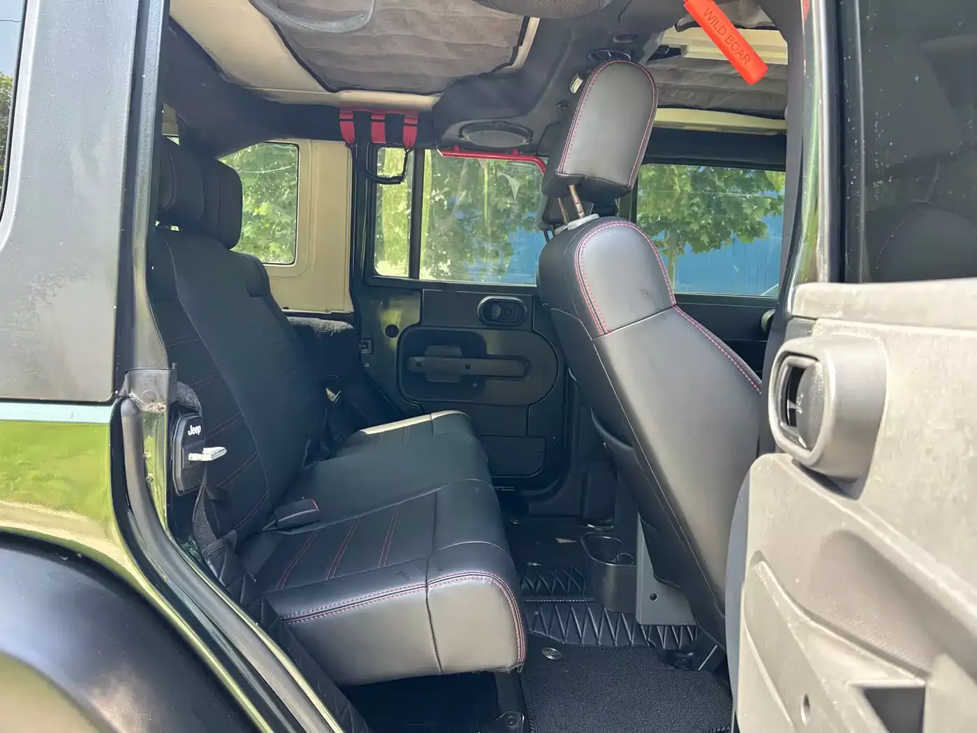 Jeep Wrangler 2010 3.8L Sahara 4-Door фото 9