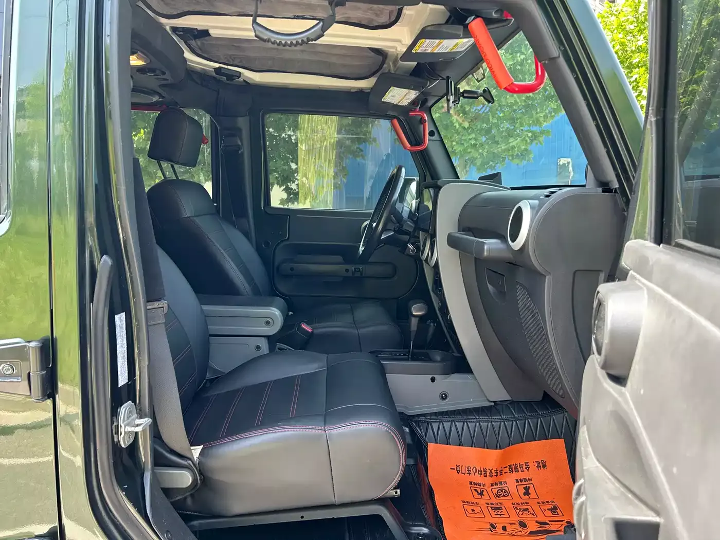 Jeep Wrangler 2010 3.8L Sahara 4-Door фото 10