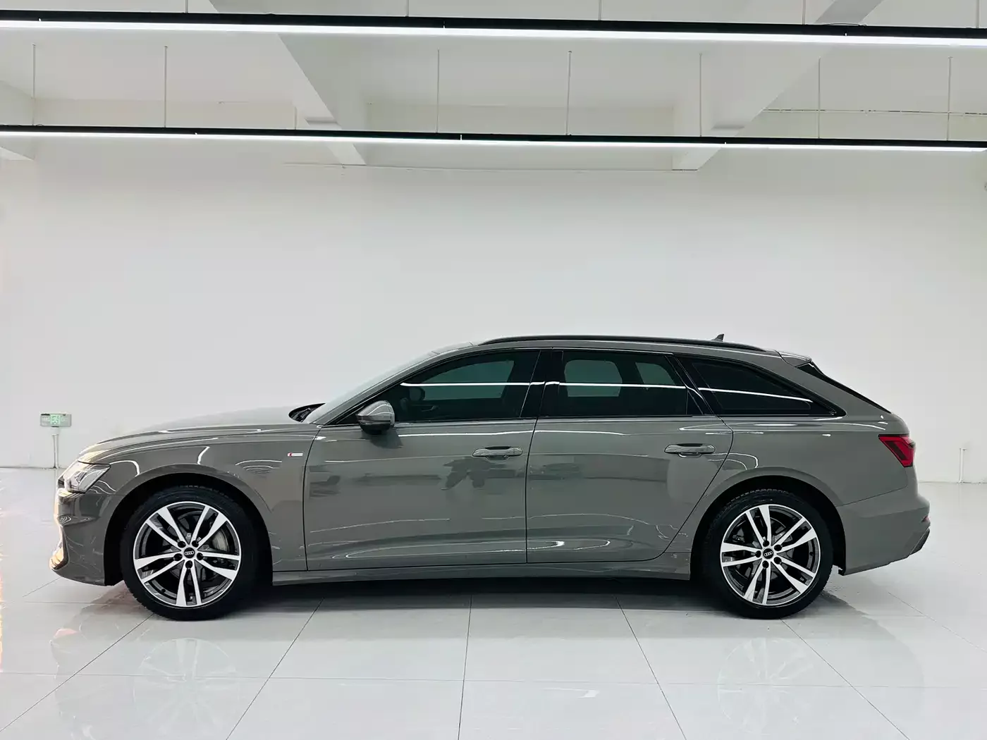 Audi A6 (Import) 2022 Avant Pioneer 40 TFSI Luxury Dynamic фото 4