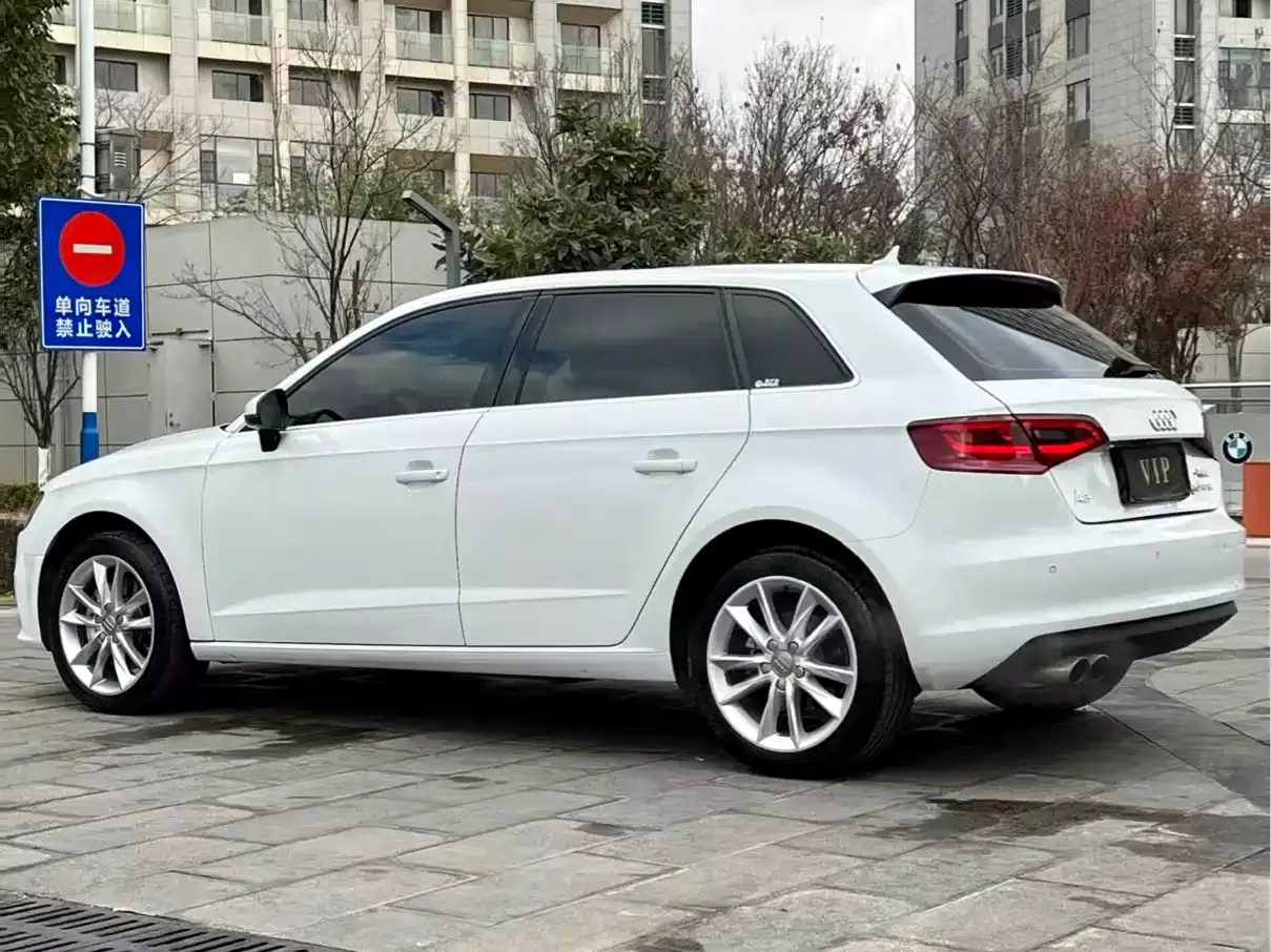 Audi A3 2015 Sportback 40 TFSI Automatic Comfort фото 5