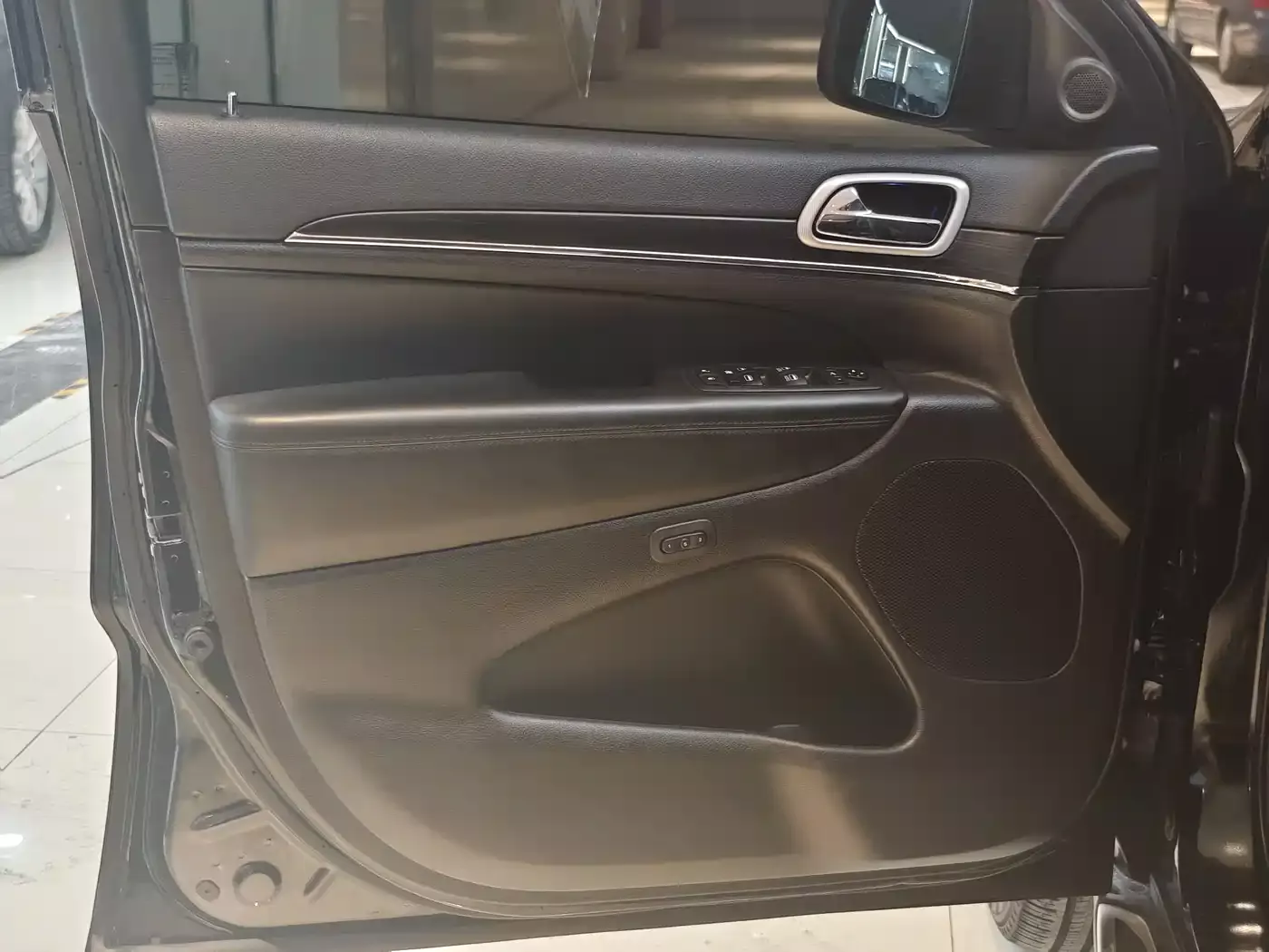 Jeep Grand Cherokee (Import) 2021 3.0L 80th Anniversary Edition фото 4