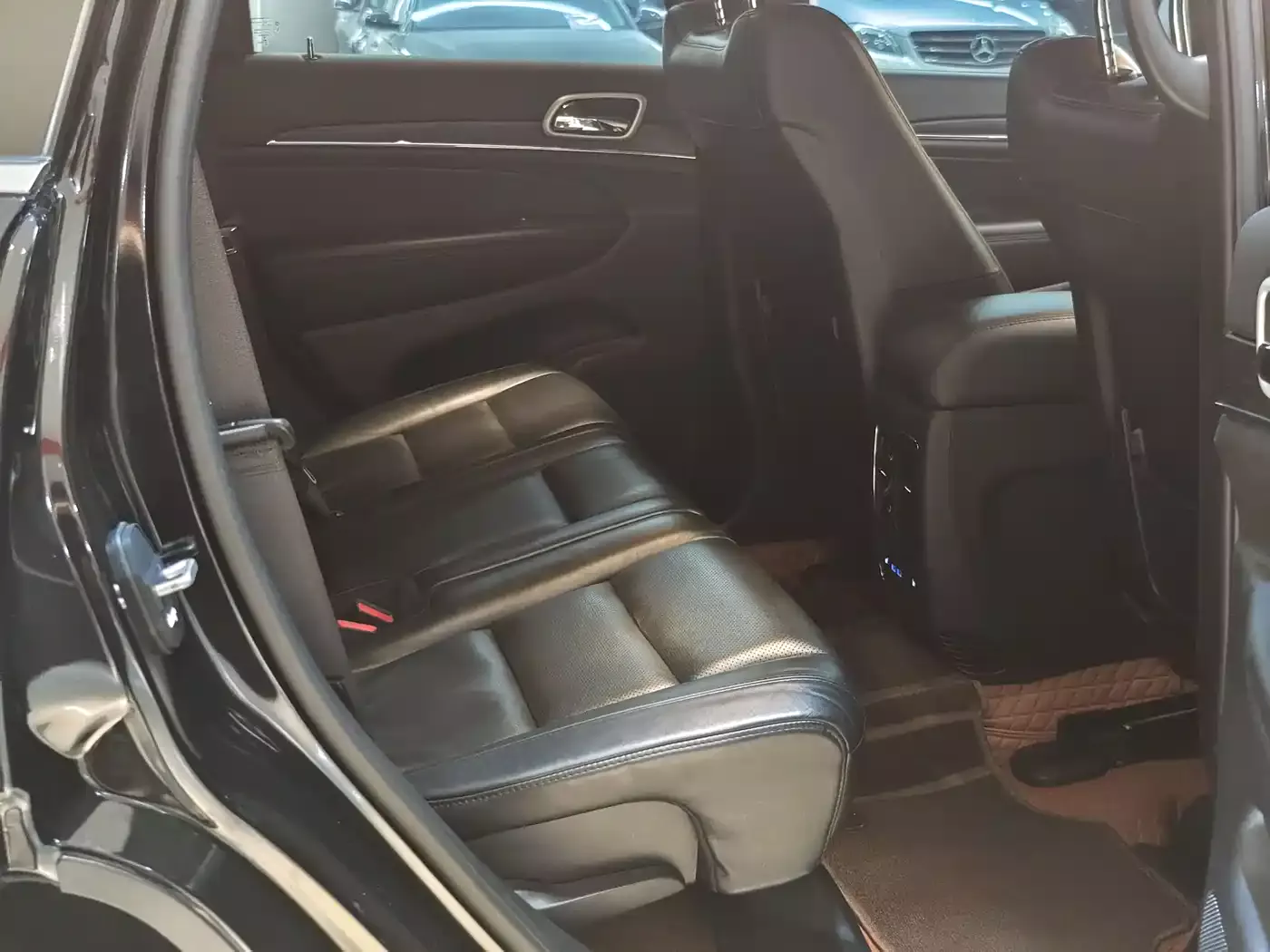 Jeep Grand Cherokee (Import) 2021 3.0L 80th Anniversary Edition фото 12