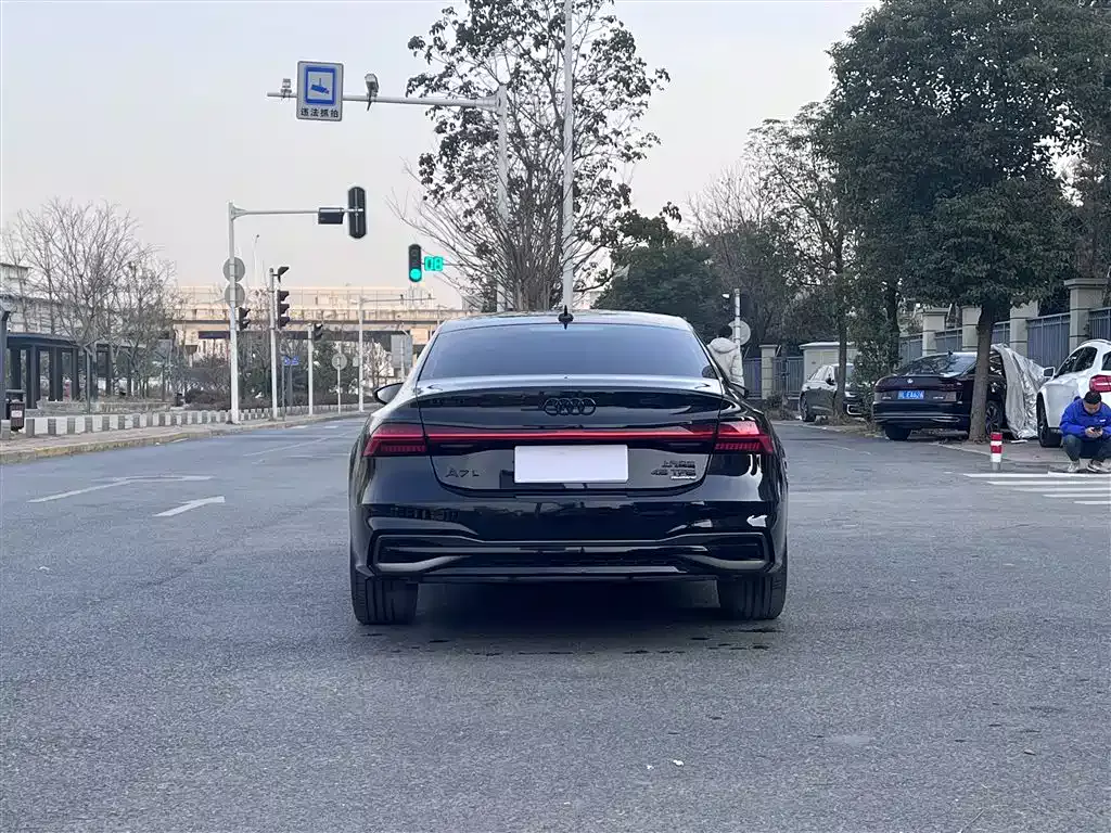 Audi A7L 2024 45 TFSI quattro Black Warrior Edition фото 15